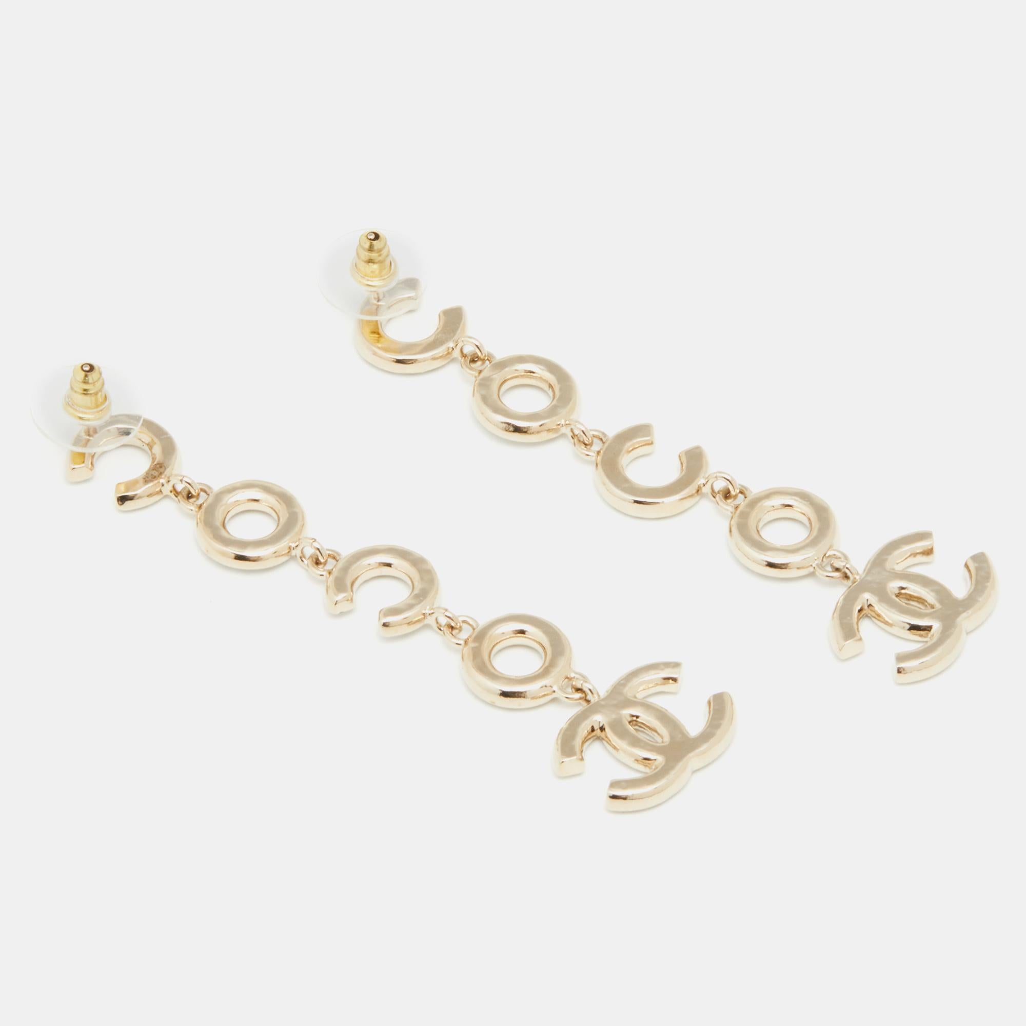 Designed with gold-tone metal, these long earrings from Chanel will complement an evening look with ease. They feature faux pearls and the iconic CC logo motifs. Highlight your outfits with this elegant pair.

Includes: Original Box