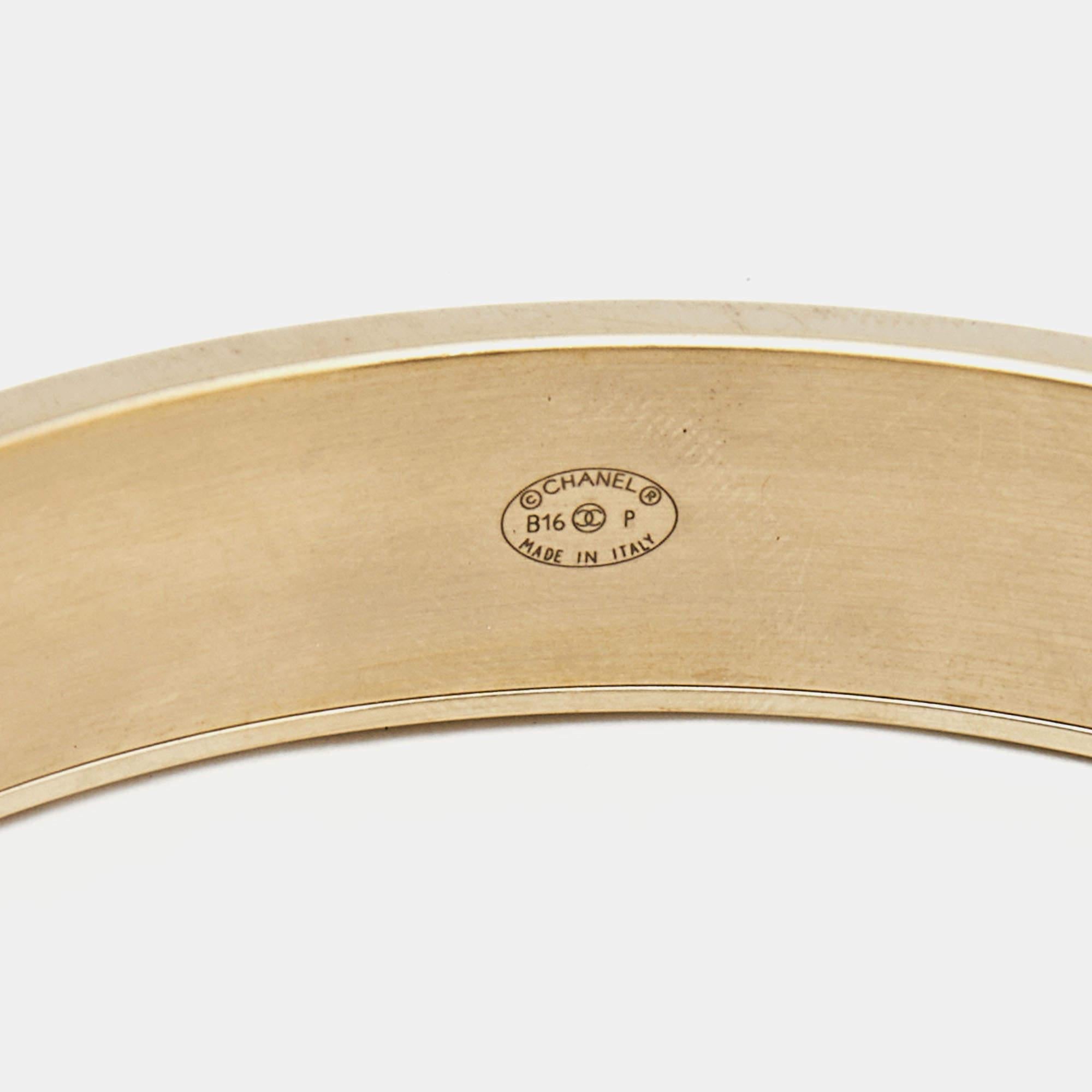 Chanel CC Composite Gold Tone Bangle Bracelet In Good Condition For Sale In Dubai, Al Qouz 2