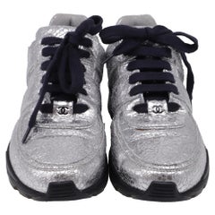 Baskets Chanel CC « Crackled Accent » en cuir de veau argent métallisé