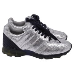 Baskets Chanel CC « Crackled Accent » en cuir de veau argent métallisé