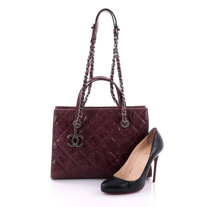 This authentic Chanel CC Crave Tote Quilted Glazed Caviar from the brand's Pre-Fall 2013 collection, is the perfect bag for everyday use. Crafted from burgundy quilted glazed caviar leather, this chic bag features flat leather top handles, dual
