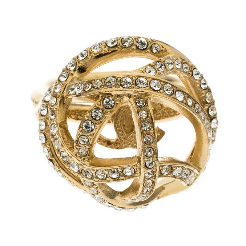 Easy-going, chic and classy, there is no reason to not like this Chanel ring. Featuring a dome silhouette, this cocktail ring comes in a gold-tone body with crisscross pattern decked with crystals at the centre. It exudes a feminine appearance that