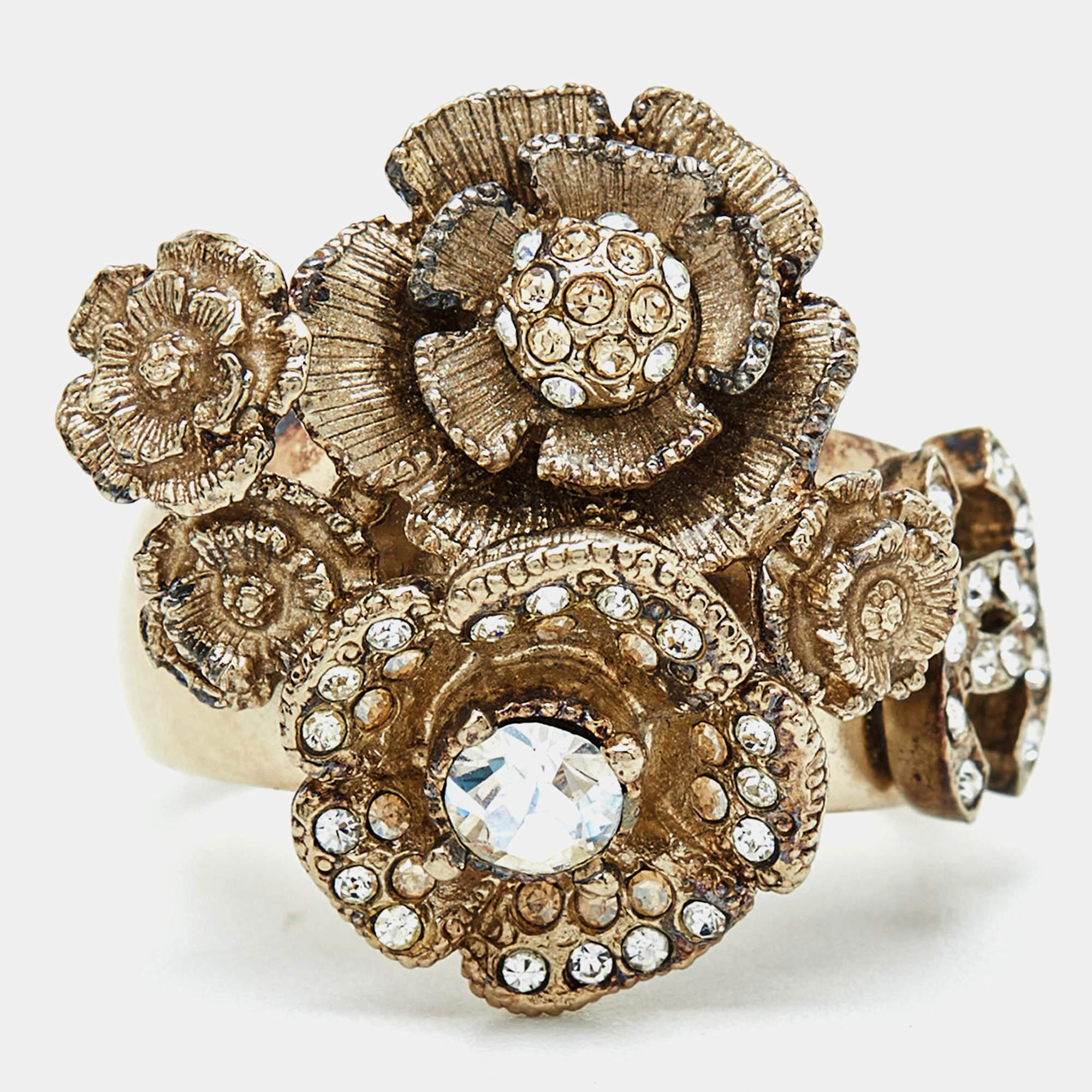 Um Ihre Finger auf die eleganteste Weise zu schmücken, bringen wir Ihnen diesen Chanel Ring. Er wurde aus hochwertigen MATERIALEN gefertigt und wird Ihren Look sofort aufwerten.

