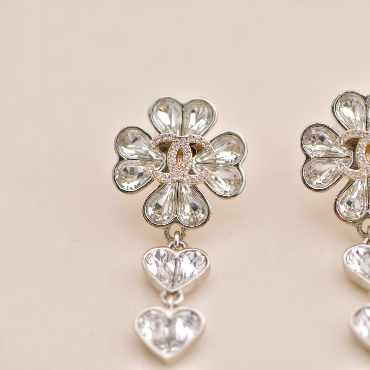 Women's Chanel CC Crystal Clover Heart Drop Earrings Silver For Sale