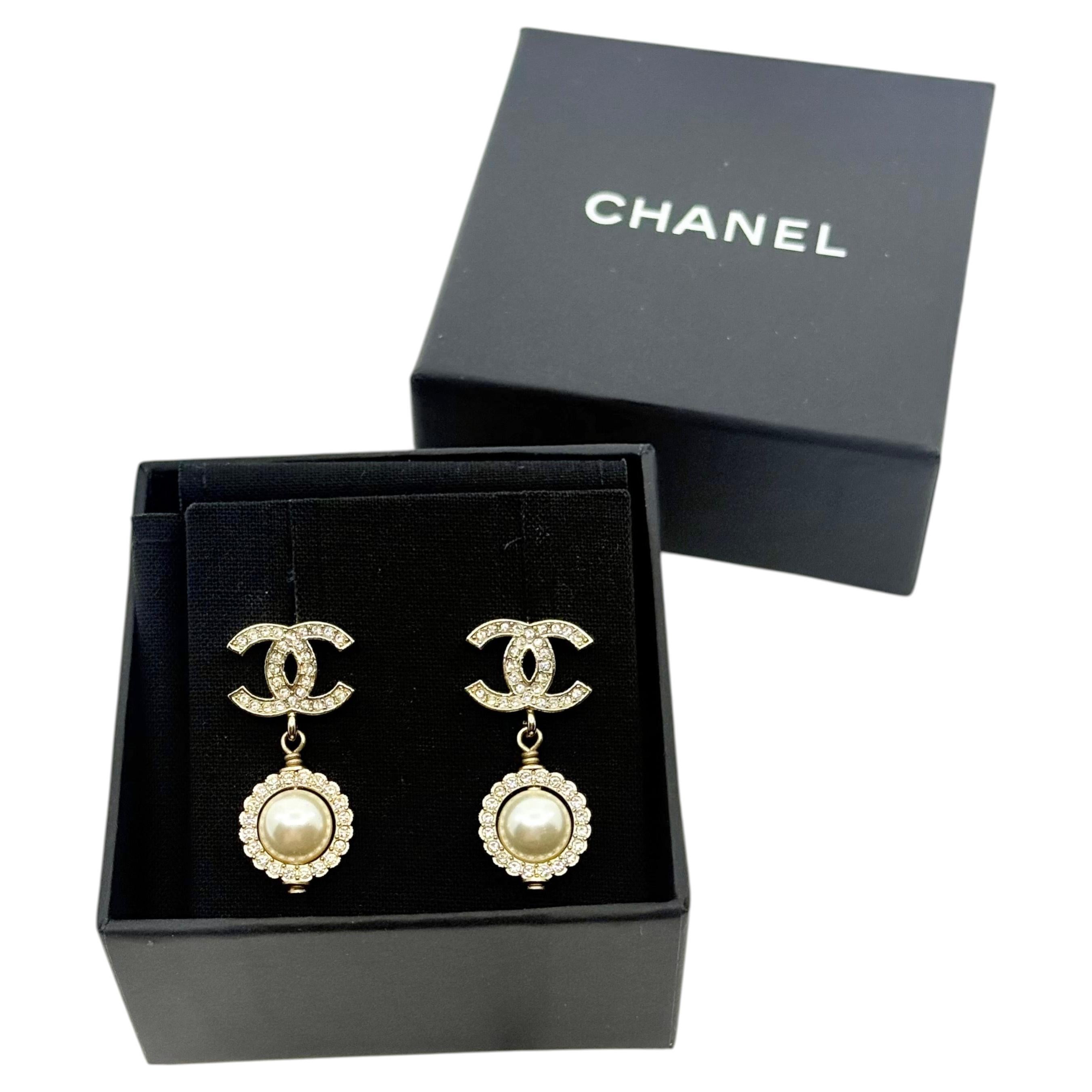 Orecchini Chanel CC con cristalli e perle finte