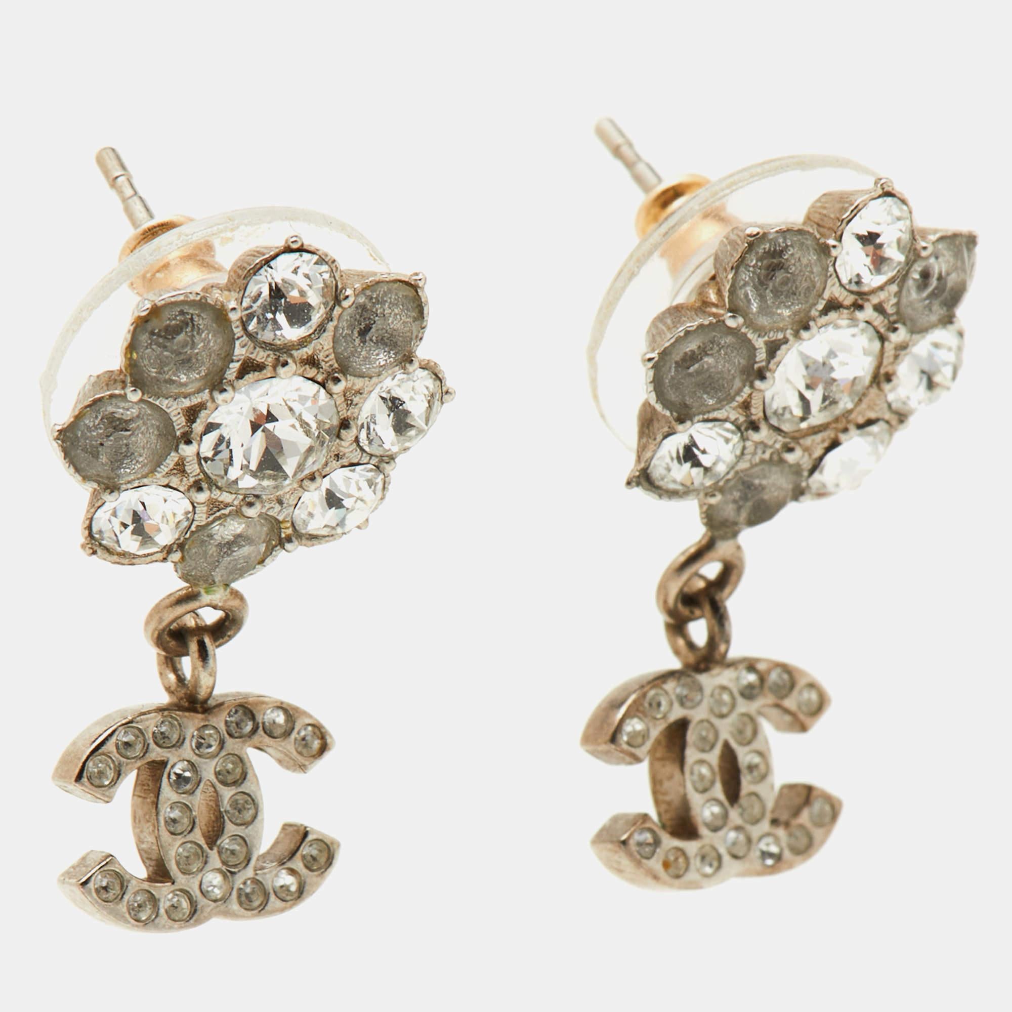 The embellished Camellia motif accompanied by the CC logo drops makes this pair of Chanel earrings an accessory to embrace the glamorous look. Style the pair with your casuals as well as formals.

