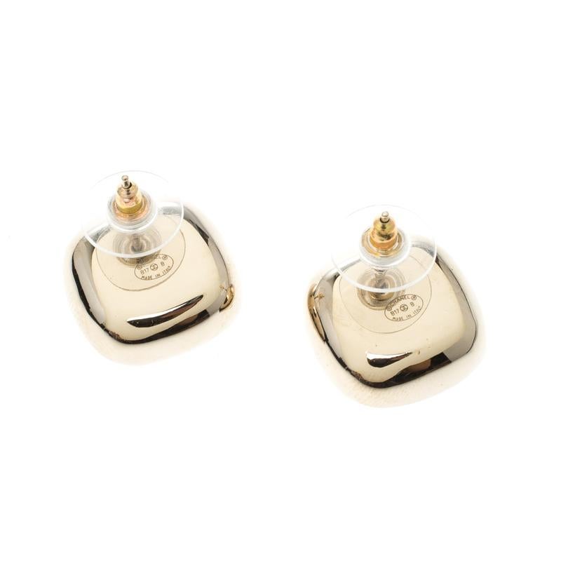 These stud earrings from Chanel are so pretty, you'll love wearing them for your most special outings! They are crafted from gold-tone metal and feature a single crystal at the heart of which sits the iconic CC logo. They are complete with push