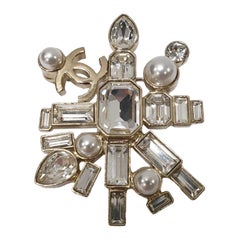 Chanel CC Crystal Pearl Logo G22C Brooch