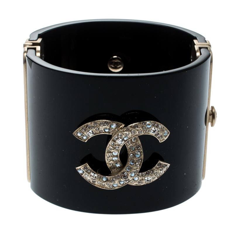 This cuff bracelet from Chanel, exuding a classic and feminine appeal, will be your new favorite statement accessory. It has a minimalist design with an accentuating embellishment on the front featuring interlocking CCs. The black resin body which