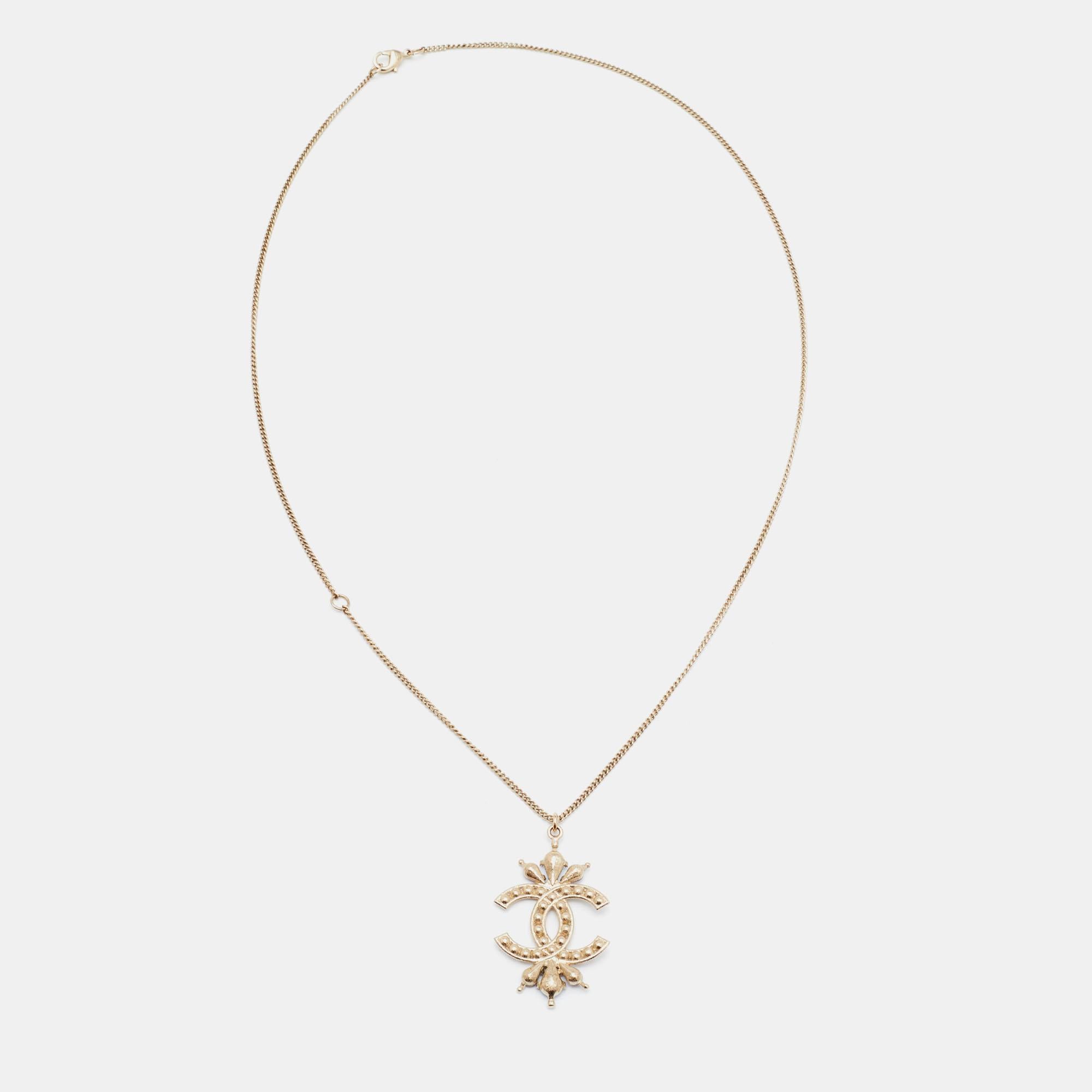 Wear this Chanel pendant necklace as a little special accent to your everyday style. It has a gold-tone metal chain with a lobster clasp and a CC logo pendant.

Includes: Original Box, Original Case


