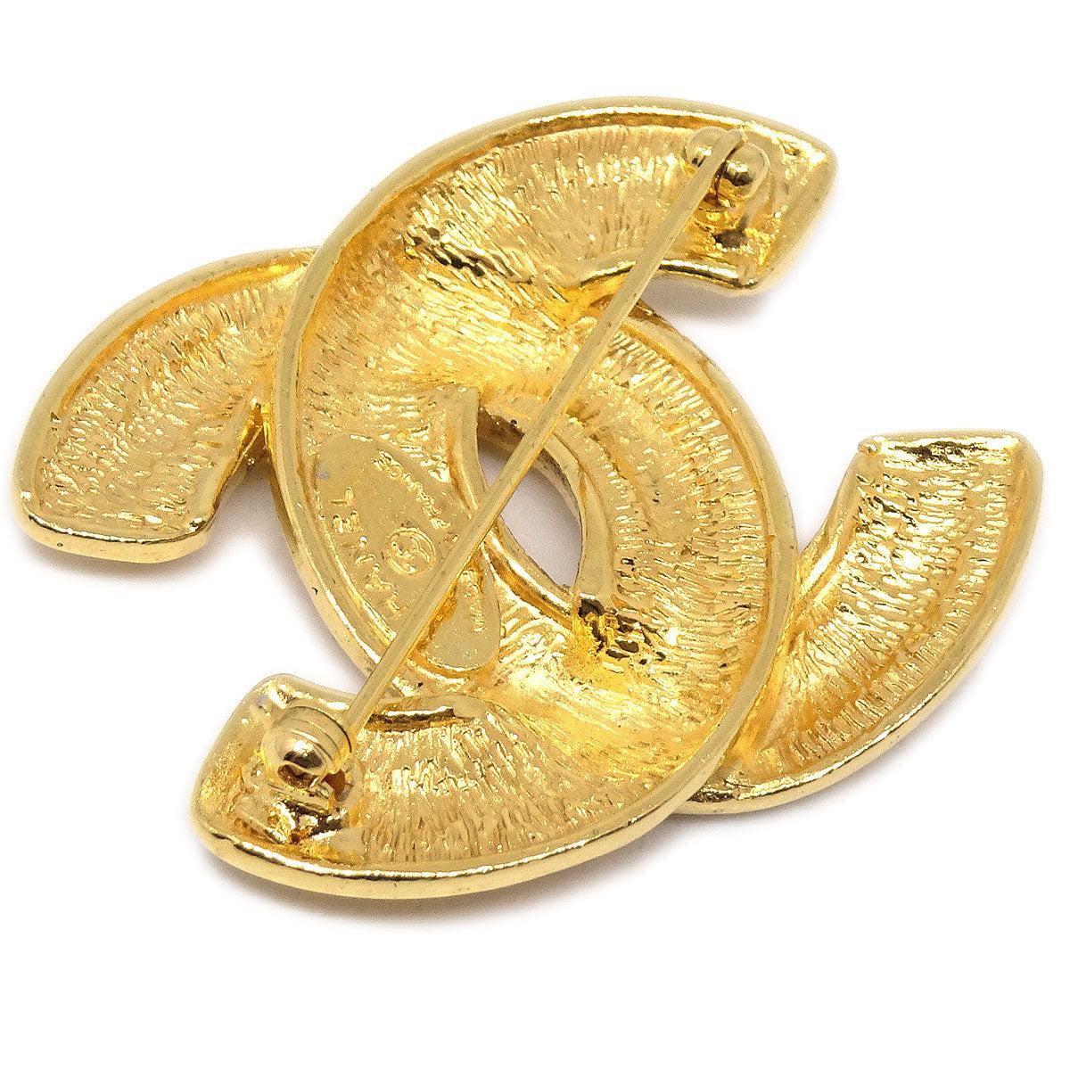 CHANEL Broche CC coussin en métal doré avec épingle en or Pour femmes en vente