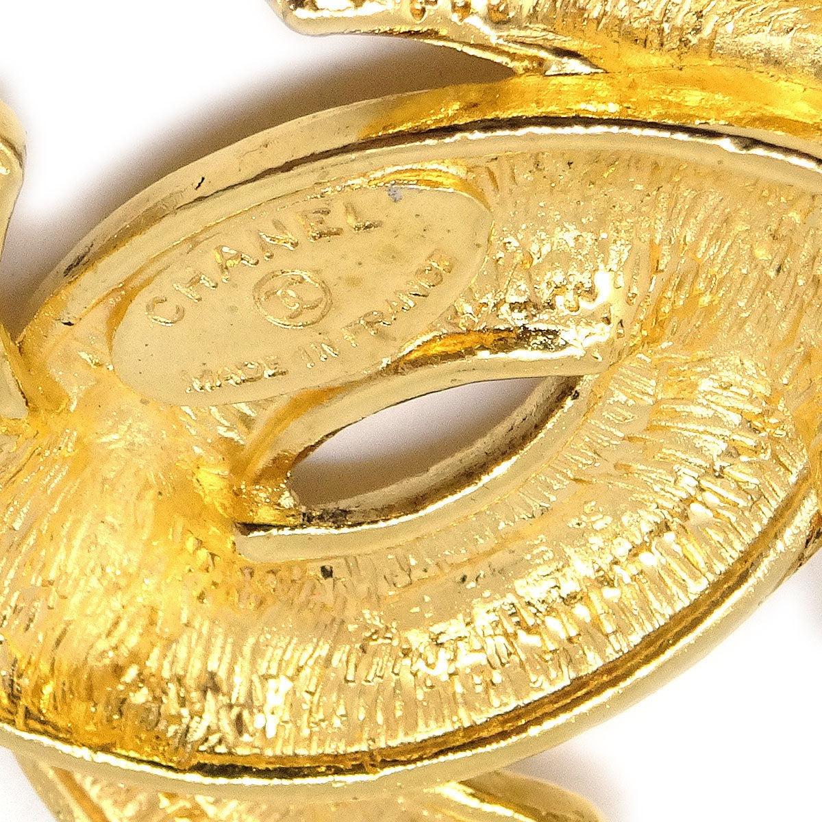 CHANEL Broche CC coussin en métal doré avec épingle en or en vente 1