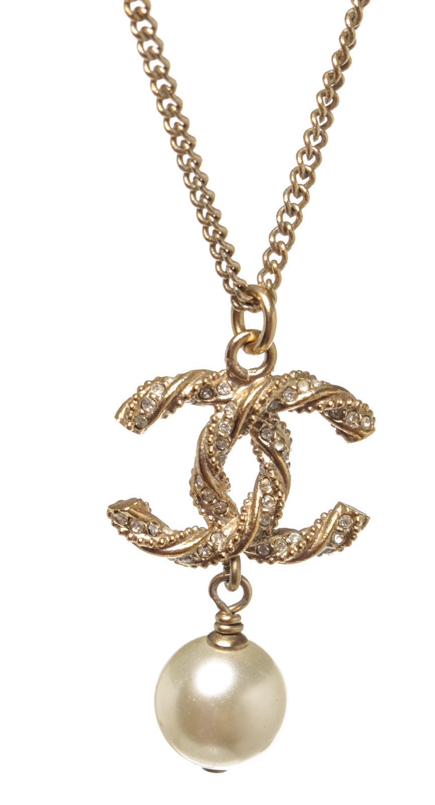 Gold-tone long chain Chanel CC necklace features dangle gold-tone CC logo and pearl pendant and lobster claw closure.
 

54116MSC