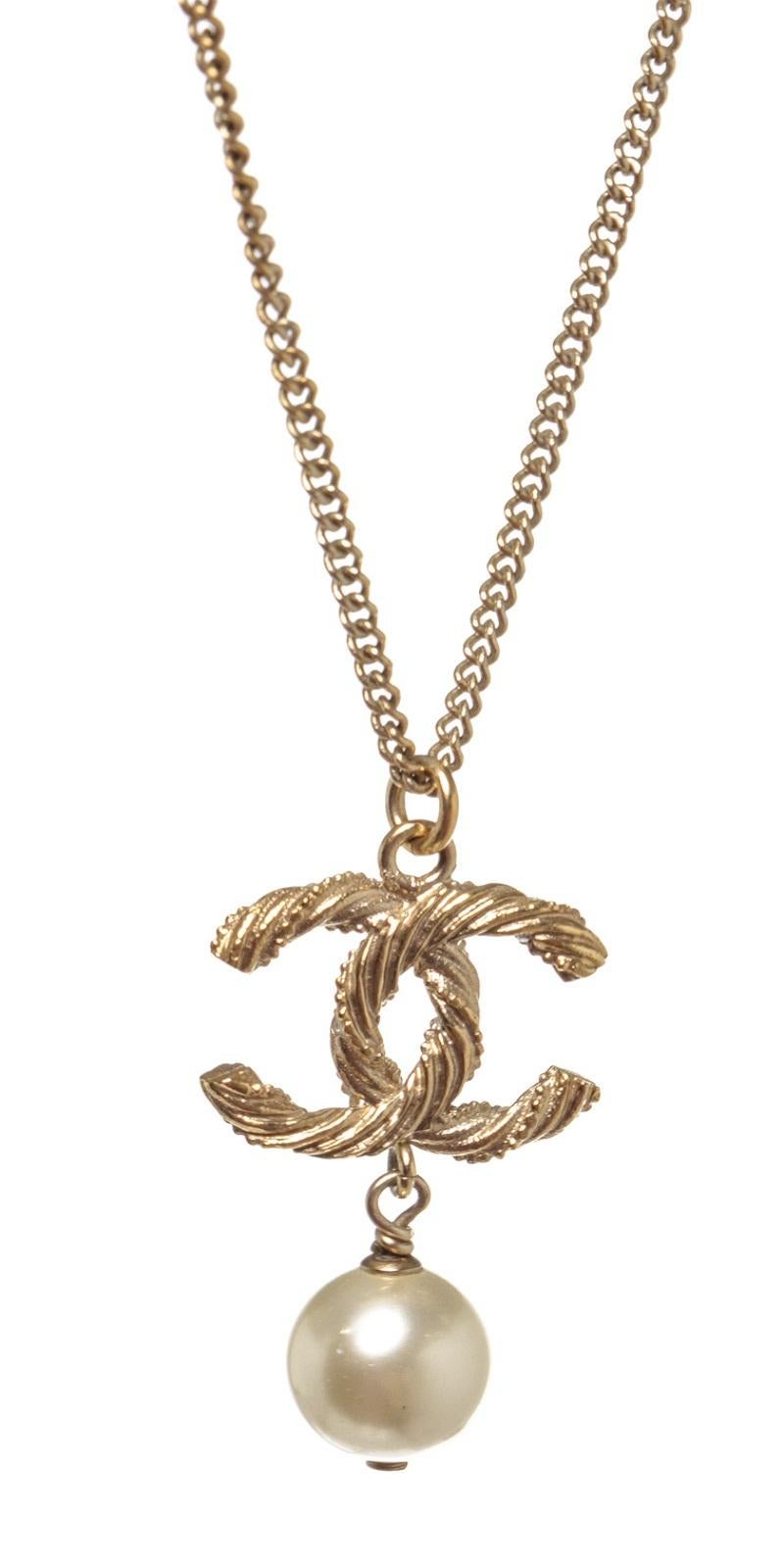 Chanel CC Dangle Pearl Pendant Gold-tone Necklace In Good Condition For Sale In Irvine, CA