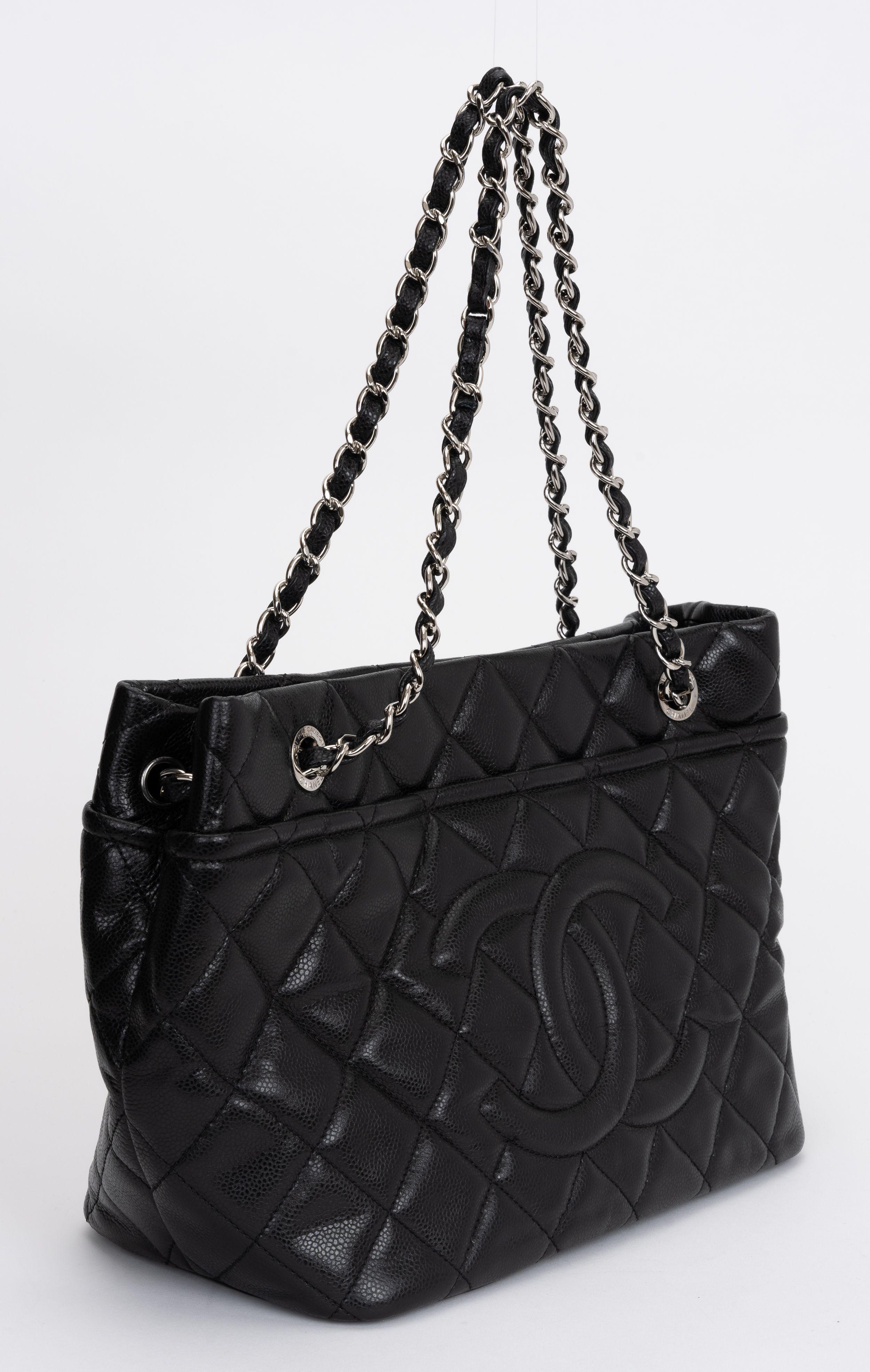 Chanel CC Diamond Quilted Tote Bag In Excellent Condition For Sale In West Hollywood, CA