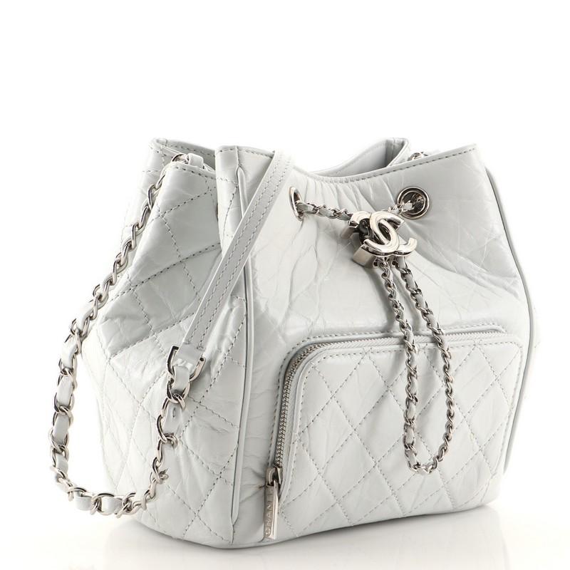 Chanel CC Drawstring Pocket Bucket Bag Gesteppt Gealtertes Kalbsleder Klein (Grau)