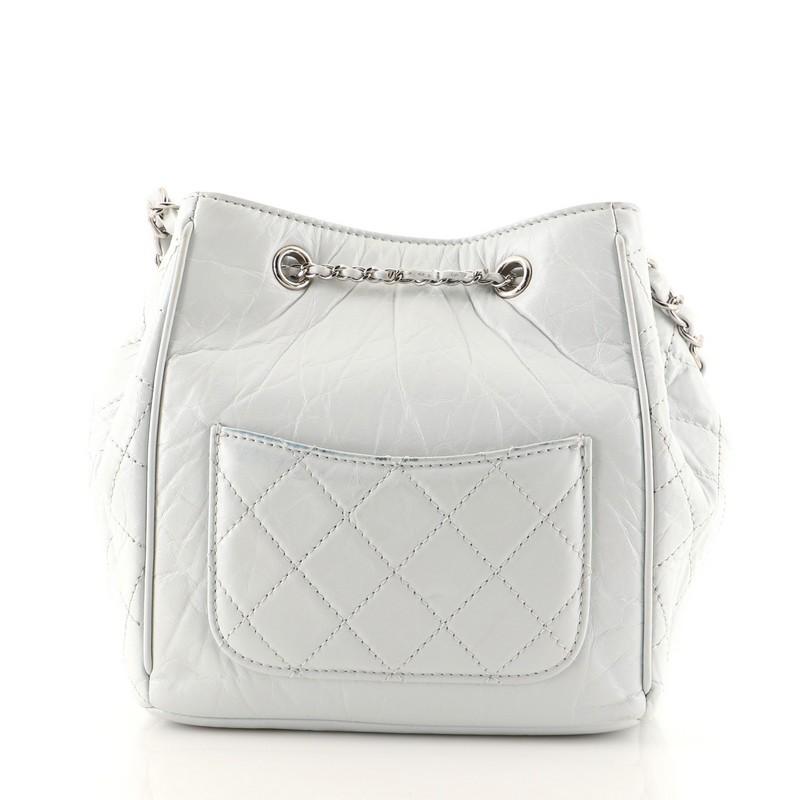 Chanel CC Drawstring Pocket Bucket Bag Gesteppt Gealtertes Kalbsleder Klein im Zustand „Relativ gut“ in NY, NY