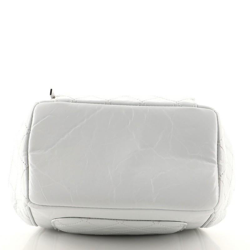 Chanel CC Drawstring Pocket Bucket Bag Gesteppt Gealtertes Kalbsleder Klein für Damen oder Herren