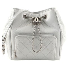 Chanel CC Drawstring Pocket Bucket Bag Gesteppt Gealtertes Kalbsleder Klein