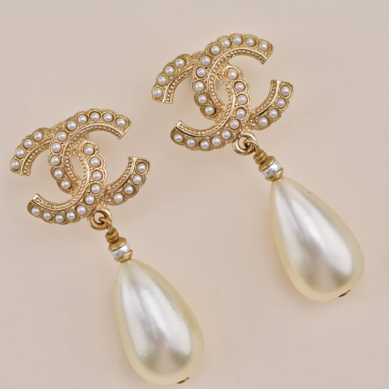Women's or Men's Chanel CC Drop Gold Metal Faux Pearl Earrings For Sale