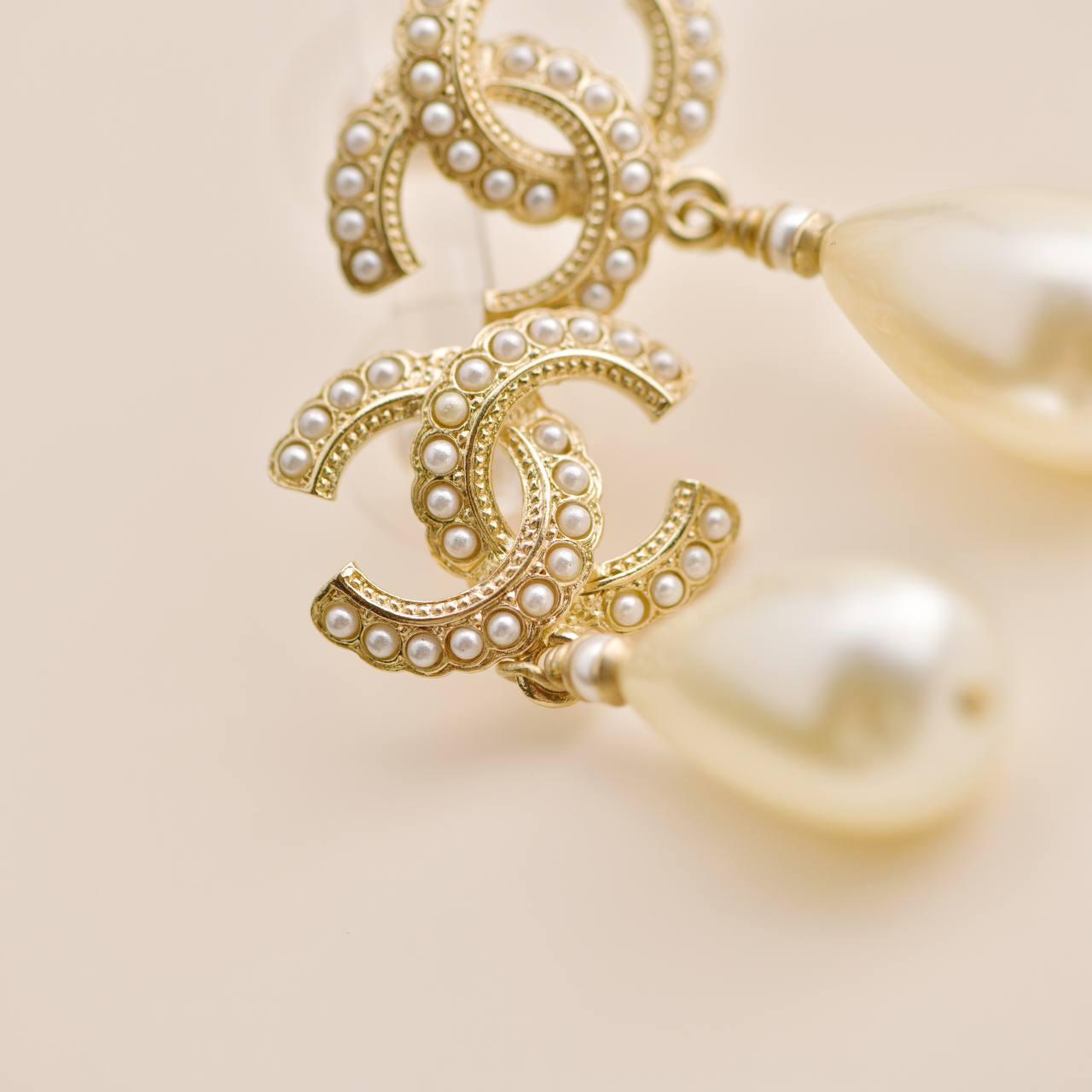 SKU	CT-2104
Comes With	Box Only
Date	2020
Model	CC
Serial Number	A20 S
Weight	12 g
Length	4.3 cm
Width	20 mm
Condition	Excellent
Other Info	tear drop pearl: 23mm
Comes with Chanel Box / Dandelion Antiques Guarantee