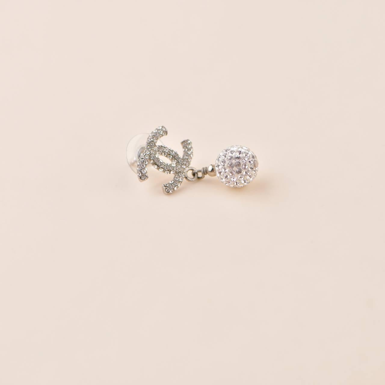 Chanel CC Tropfen-Ohrringe aus Silberkristall und Metall (Brillantschliff) im Angebot