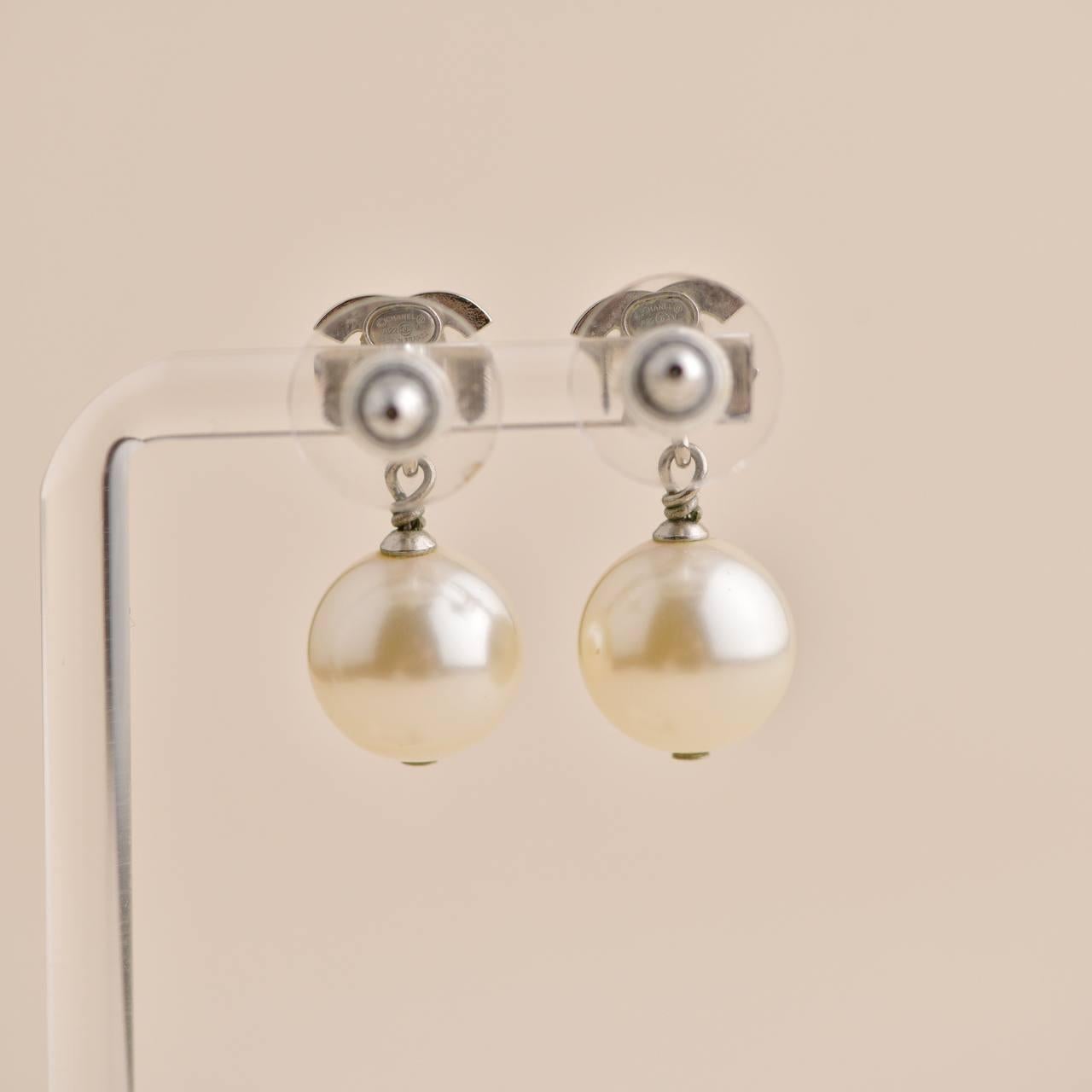 Women's Chanel CC Drop Silver Metal Crystal Pearl Earrings For Sale