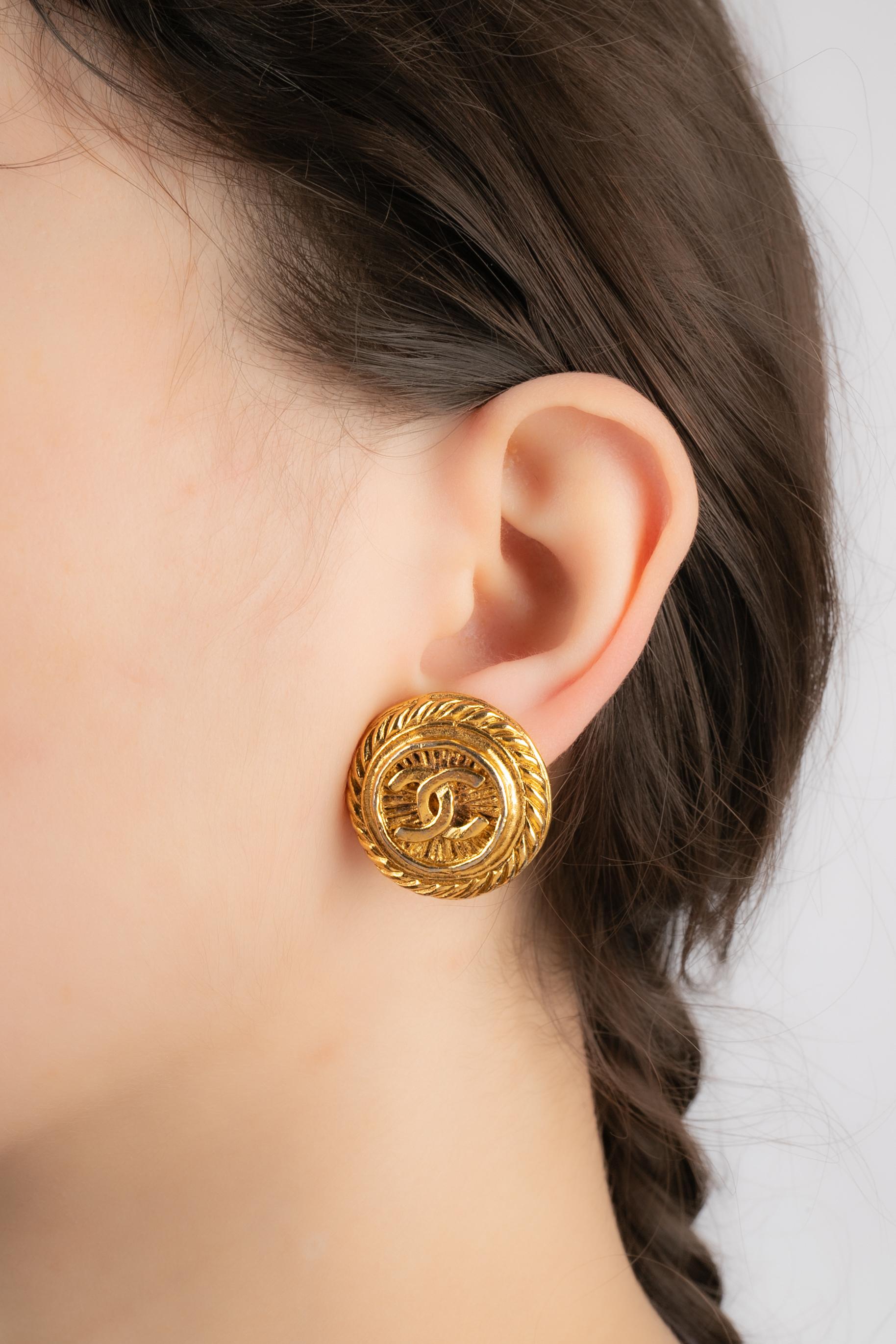 CHANEL - (Made in France) Golden metal earrings.

Condition:
Very good condition

Dimensions:
Height: 2.5 cm

BOB160
