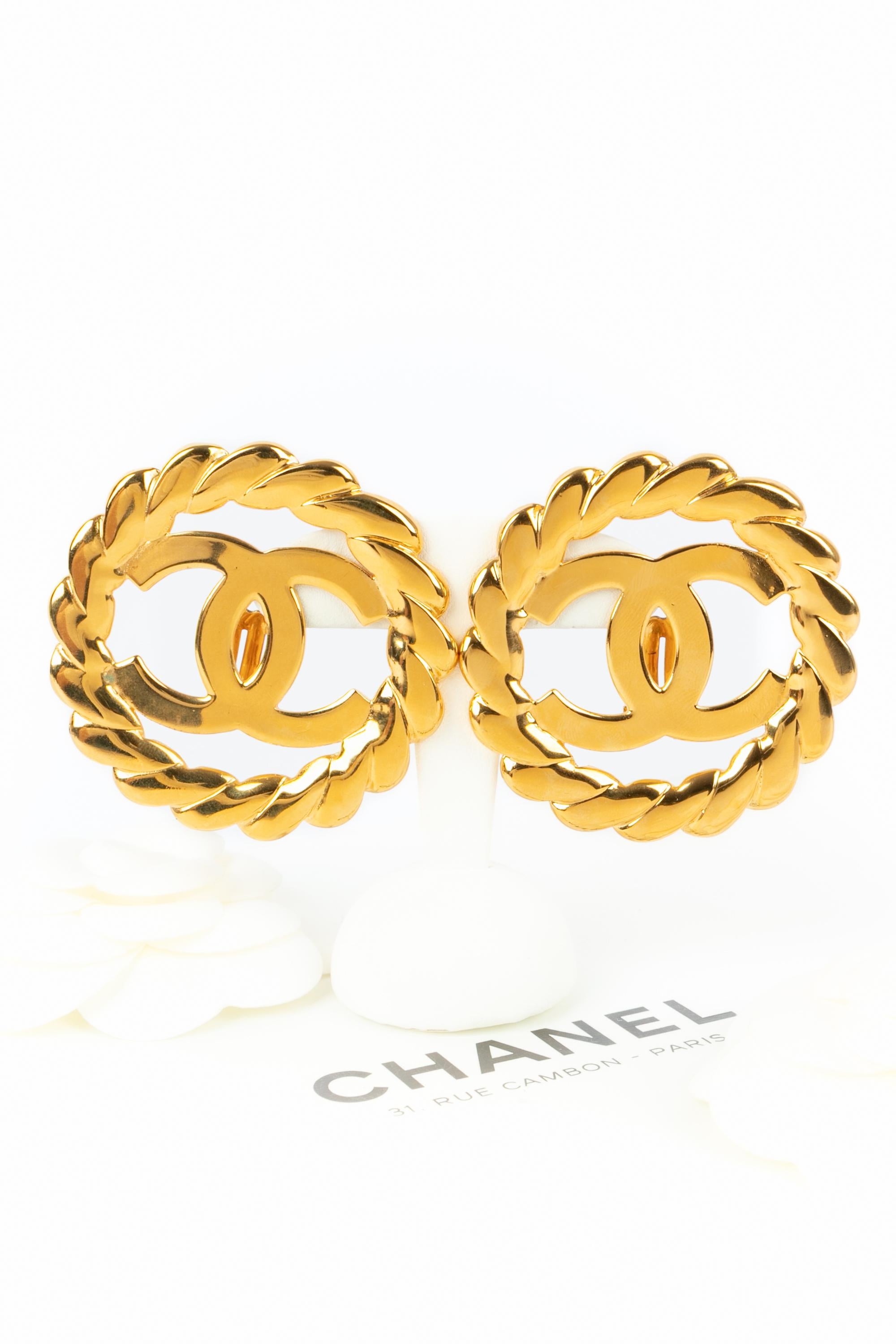 Chanel - (Made in France) Impressionanti orecchini a goccia in metallo dorato. Una collezione 2cc5 sotto la direzione artistica di Karl Lagerfeld.

Condizioni:
Ottime condizioni

Dimensioni:
Diametro: 5.5 cm

SKU:BOB102