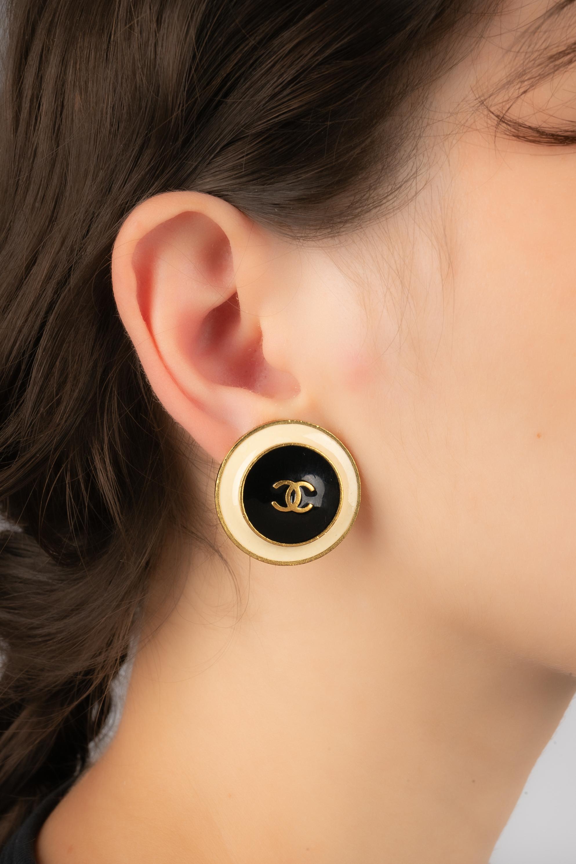 CHANEL - (Made in France) Golden metal cc earrings with enamel. 1995 Spring-Summer Collection under the direction of Karl Lagerfeld.

Condition:
Very good condition

Dimensions:
Diameter: 2.5 cm

SKU:BOB230