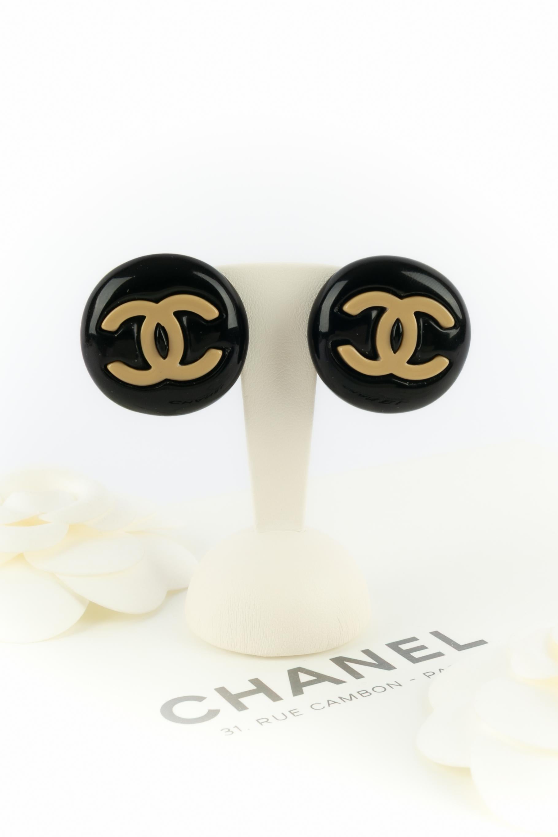 CHANEL - (Made in France) Golden metal clip-on earrings with black and off-white bakelite. 1995 Fall-Winter Collection under the artistic direction of Karl Lagerfeld.

Condition:
Very good condition

Dimensions:
Diameter: 3 cm

SKU:BOB106