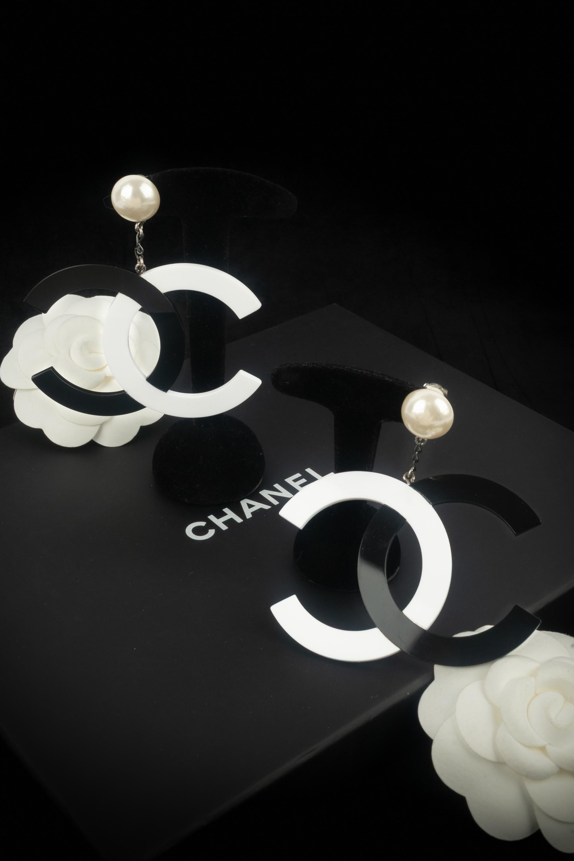 CHANEL - (Made in France) Orecchini a clip in metallo argentato con bachelite bianca e nera. Collezione primavera-estate 1996 sotto la direzione artistica di Karl Lagerfeld.

Condizioni:
Ottime condizioni

Dimensioni:
Lunghezza: 10 cm - Dimensioni