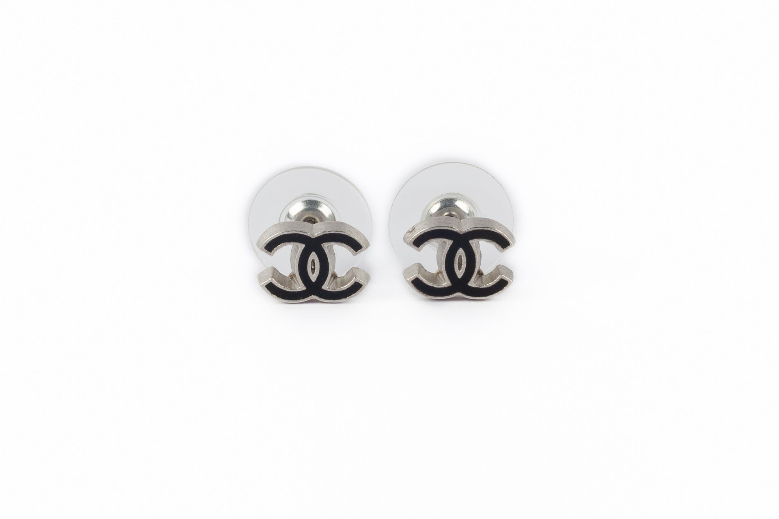 Chanel cc Ohrringe 2004 im Zustand „Hervorragend“ im Angebot in SAINT-OUEN-SUR-SEINE, FR
