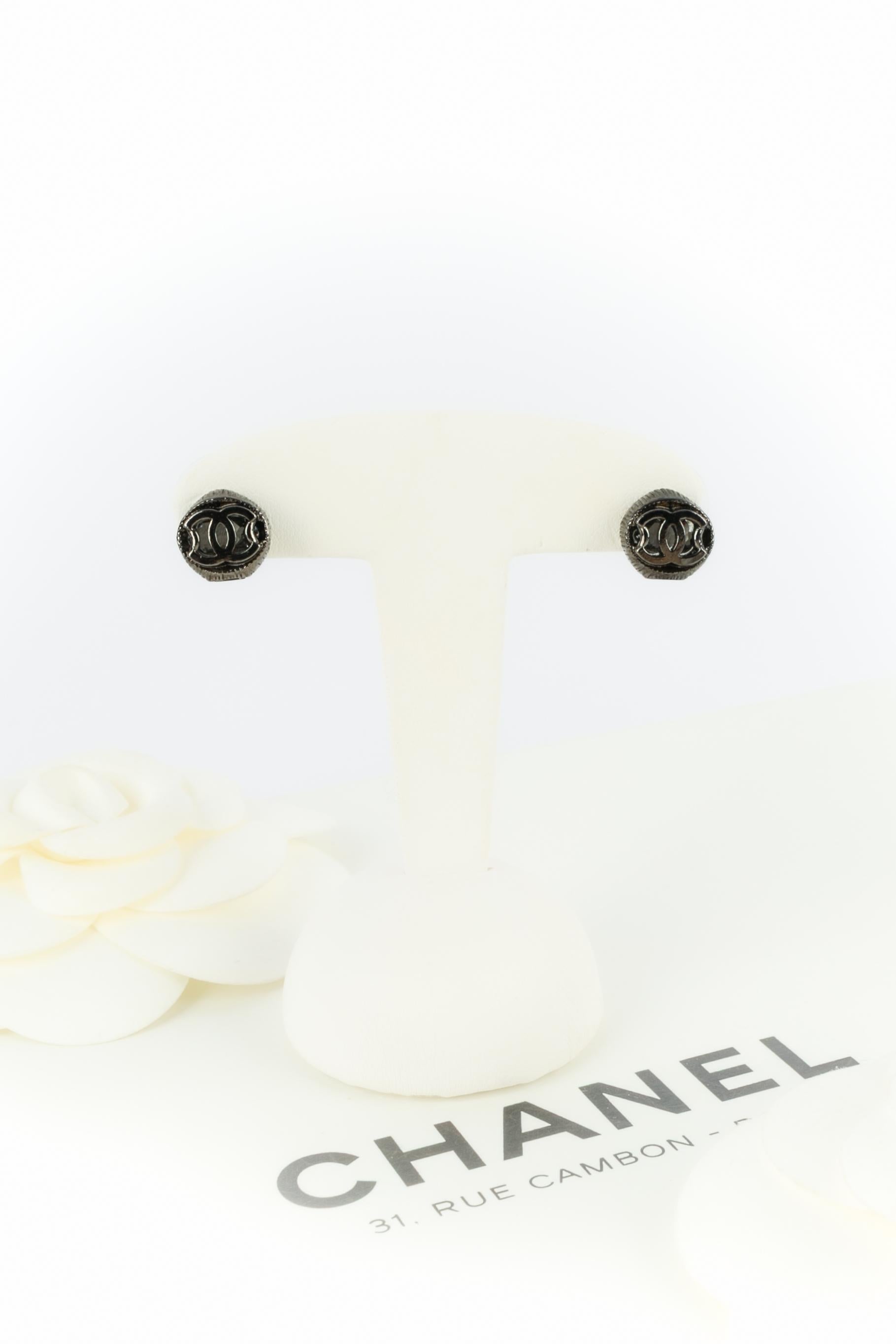CHANEL - (Made in France) Dark-silvery metal cc earrings. A 2017 Collection.

Condition:
Very good condition

Dimensions:
Diameter: 1 cm

SKU:BOB169