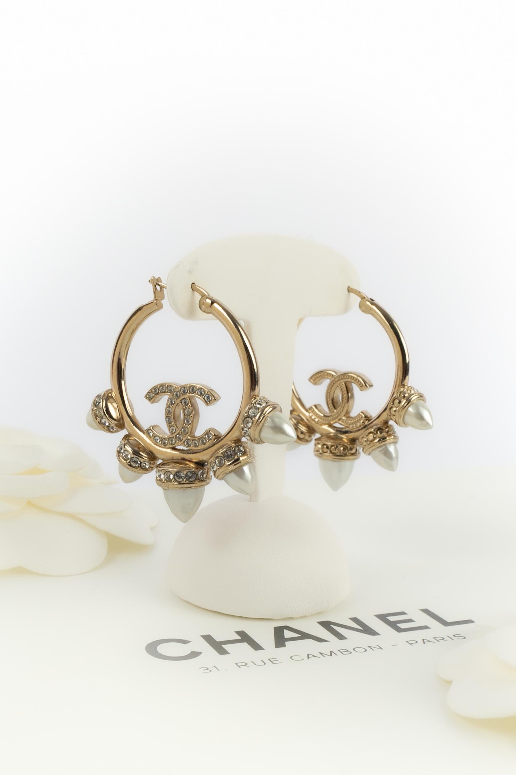 Chanel - (Made in France) Orecchini a cerchio in metallo dorato con cabochon di perle in costume. Una Collection'S 2022.

Condizioni:
Ottime condizioni

Dimensioni:
Lunghezza: 4.5 cm

SKU:BOB231


