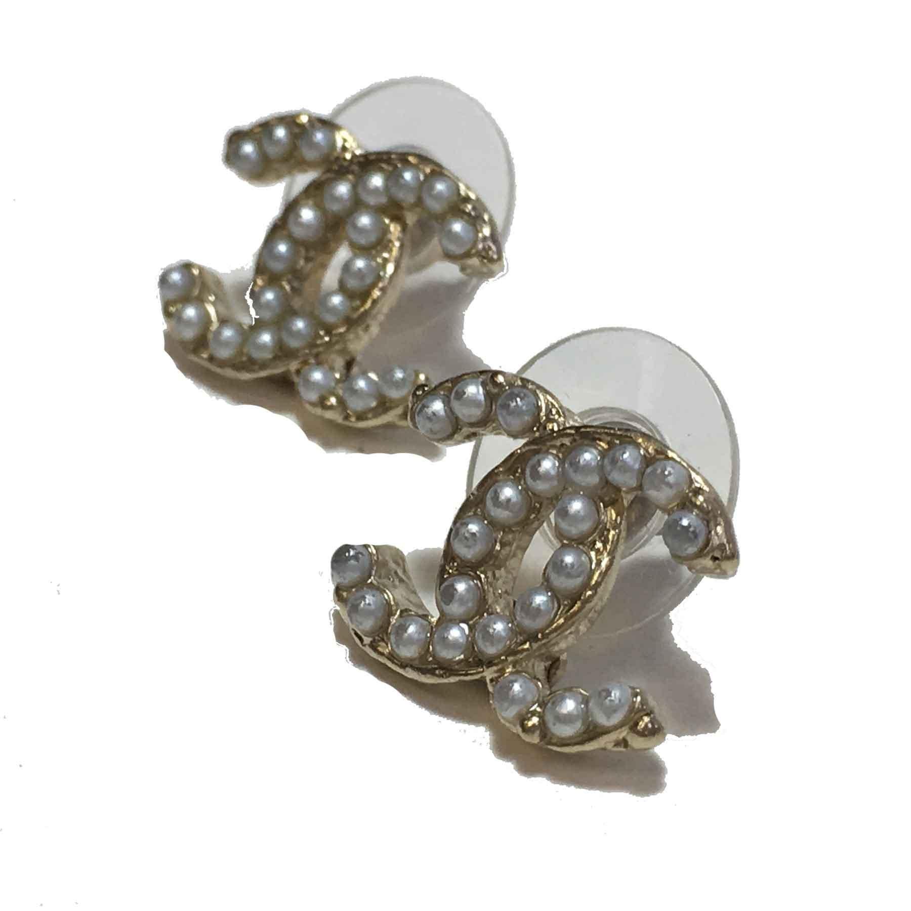 CC gold stud earrings set with pearl beads. The pearly pearls have for some lost their mother of pearl but it is only seen very closely. The ear studs bear the Chanel stamp of the Fall / Winter 2013 Collection. 
The dimensions are: length: 1.5 x