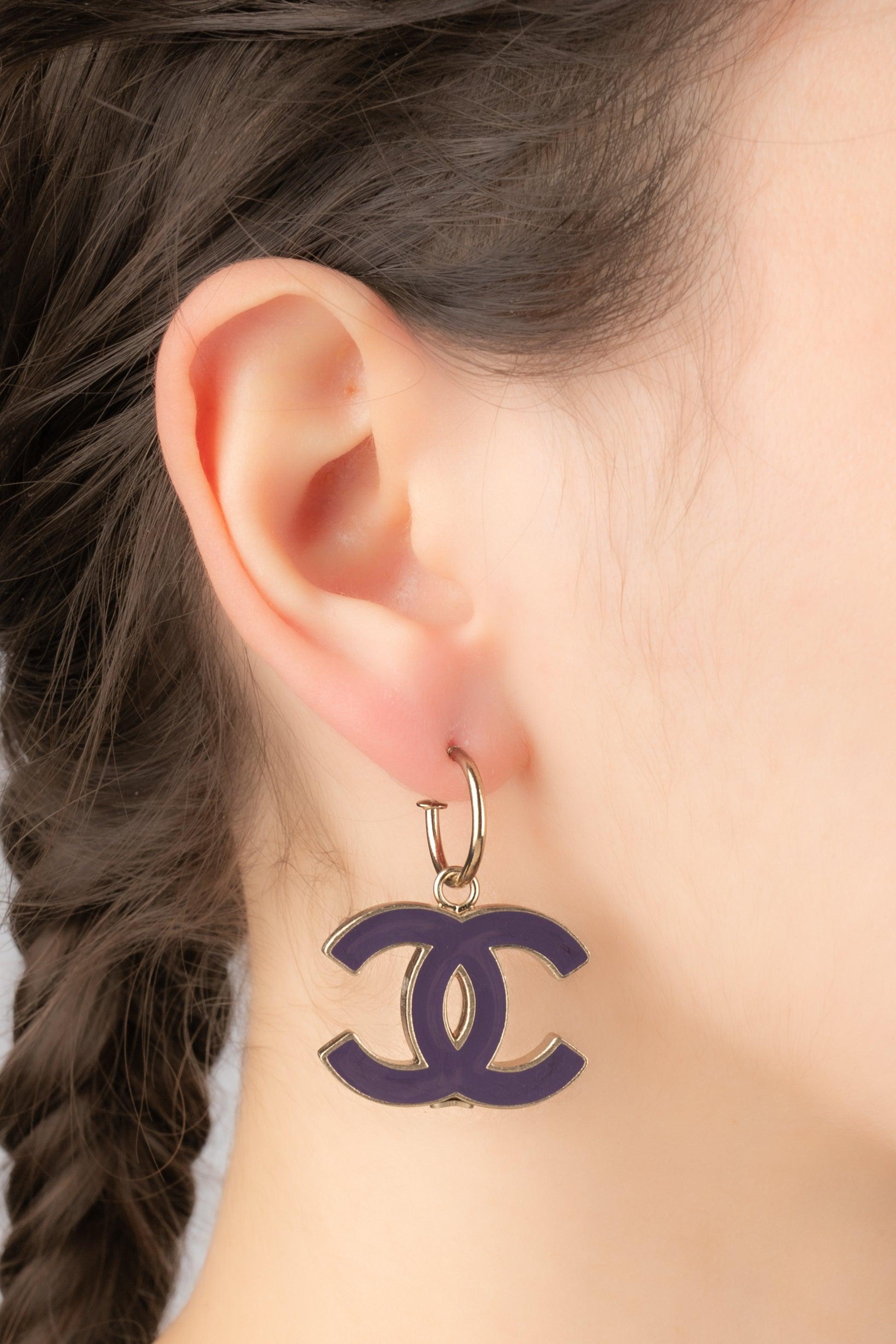 Chanel - (Made in France) Silvery metal earrings enameled with purple. 2004 Spring-Summer Collection.

Additional information:
Condition: Very good condition
Dimensions: Length: 3.6 cm
Period: 21st Century

Seller Reference: BOB181