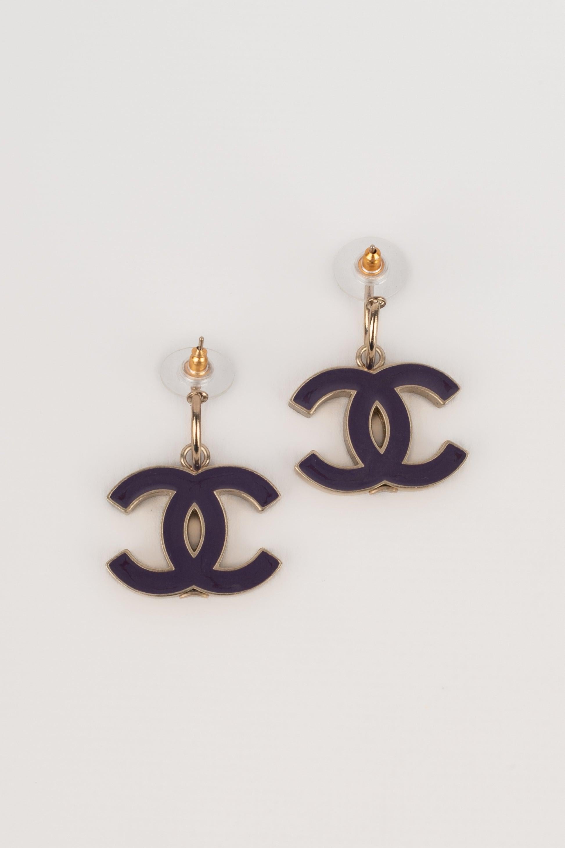 Chanel CC Earrings Enameled with Purple, 2004 In Excellent Condition In SAINT-OUEN-SUR-SEINE, FR
