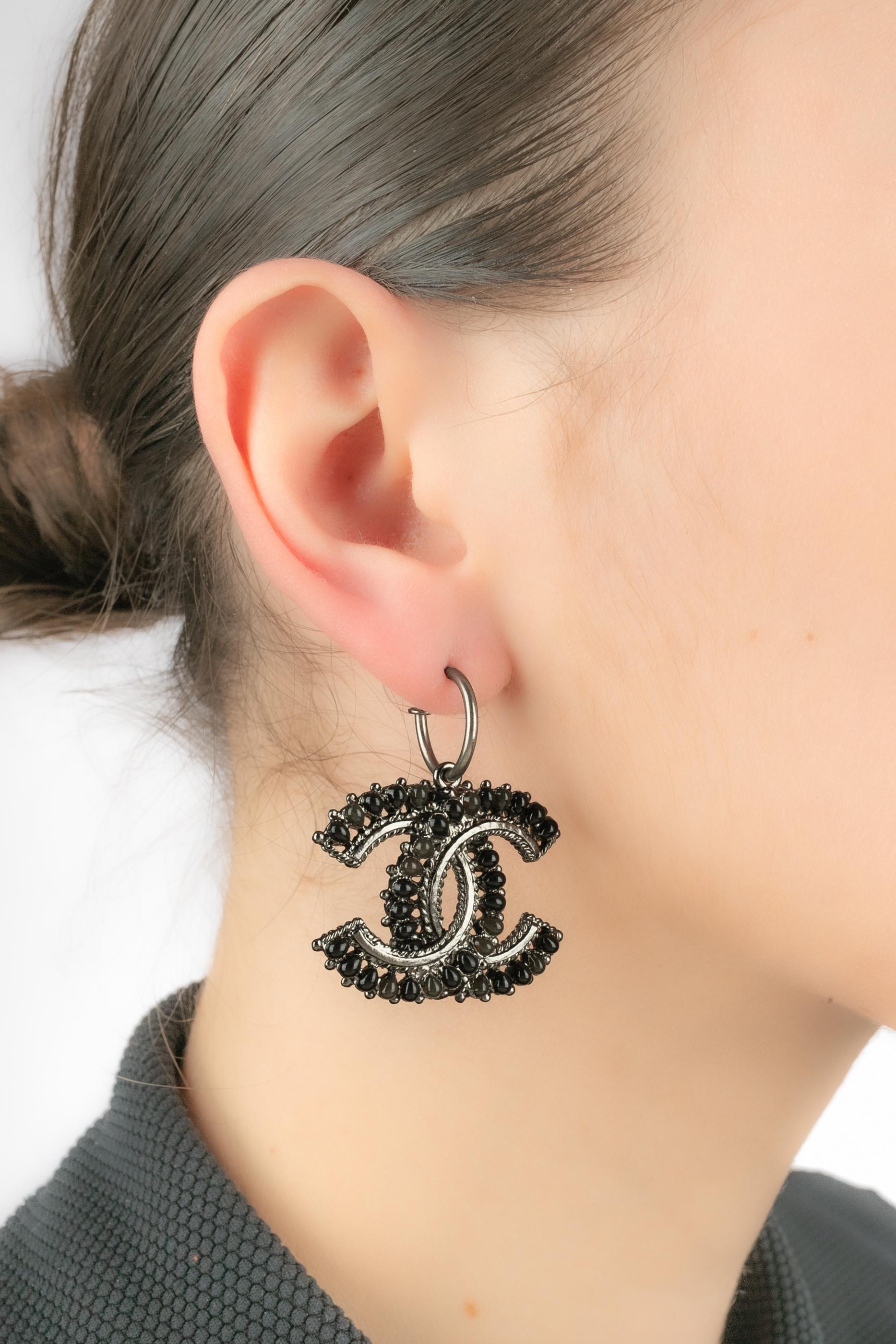 CHANEL - (Made in France) Dark-silvery metal cc earrings with resin. A 2014 Collection under the artistic direction of Karl Lagerfeld.

Condition:
Very good condition

Dimensions:
Length: 4 cm

SKU:BOB156