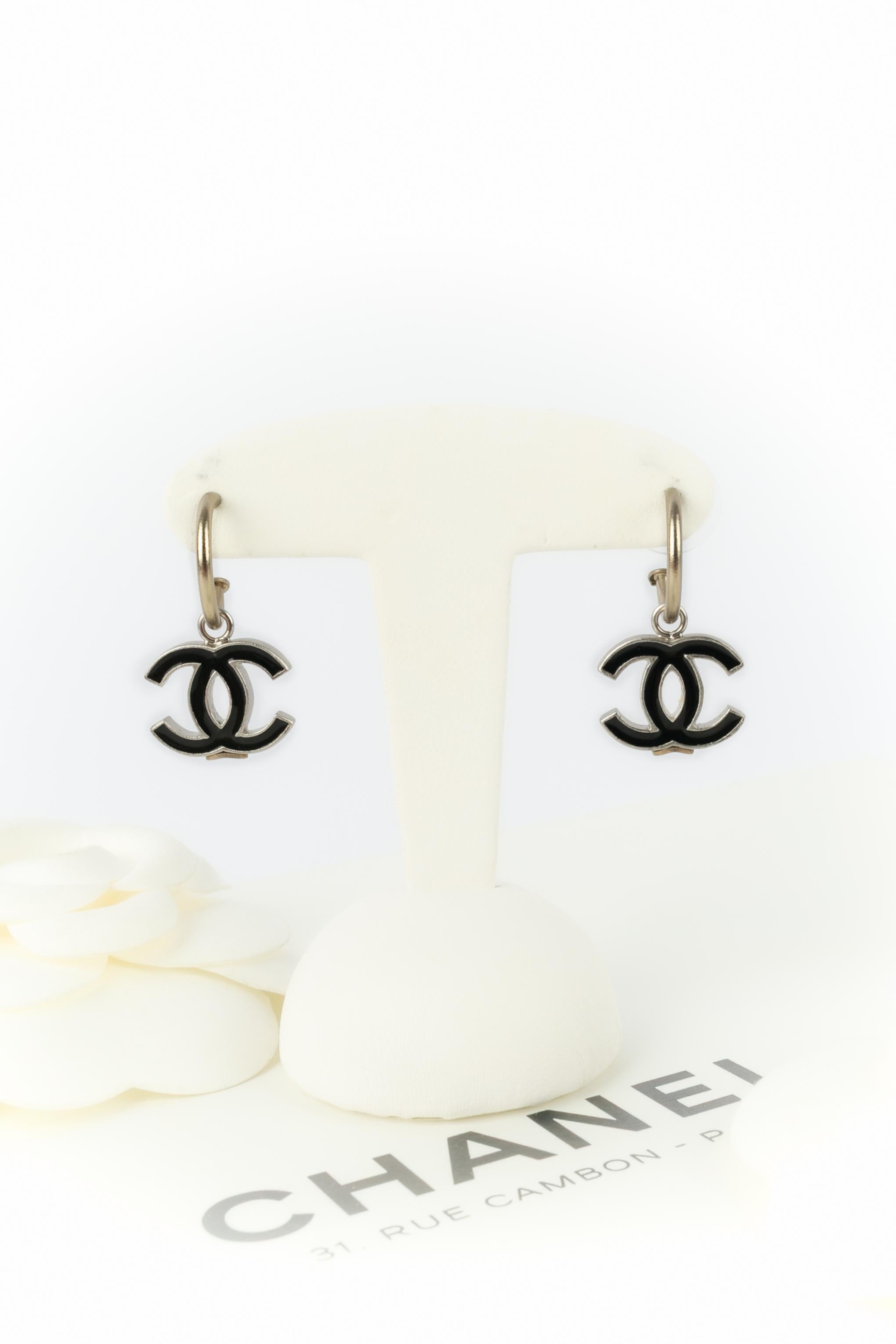 CHANEL - (Made in France) Silberne cc-Ohrringe aus Metall, schwarz emailliert. Collection'S Spring-Summer 2004 unter der künstlerischen Leitung von Karl Lagerfeld.

Bedingung:
Sehr guter Zustand

Abmessungen:
Länge: 2.5 cm

SKU:BOB272