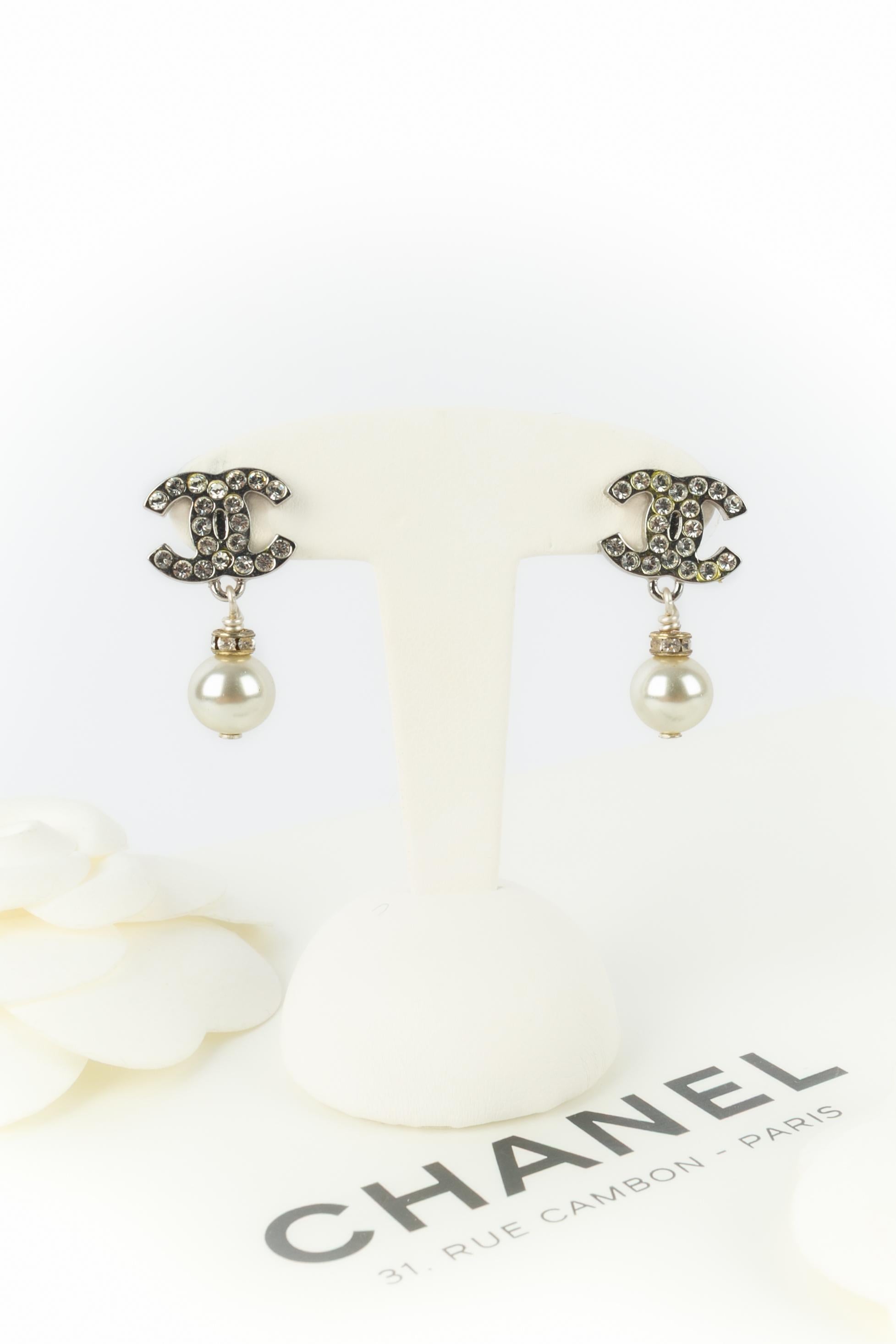 CHANEL - (Made in France) Silberne cc-Ohrringe aus Metall mit Strasssteinen und winzigen Kostümperlen. Collection'S Herbst/Winter 2008.

Bedingung:
Sehr guter Zustand

Abmessungen:
Länge: 3 cm

SKU:BOB273