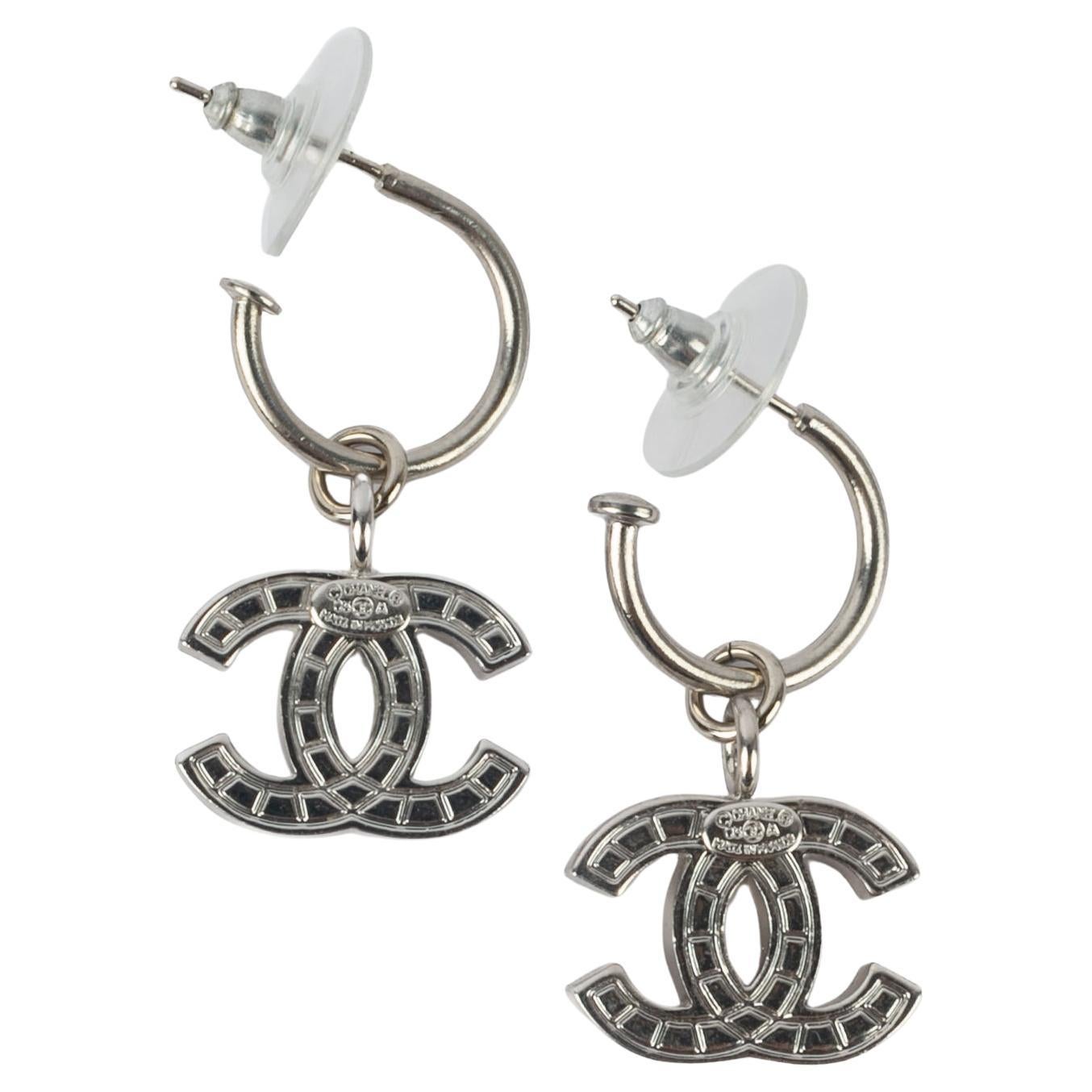 CHANEL - (Made in France) Silberne cc-Ohrringe aus Metall. Herbst-Winter-Kollektion 2003 unter der künstlerischen Leitung von Karl Lagerfeld.

Bedingung:
Sehr guter Zustand

Abmessungen:
Länge: 3 cm

SKU:BOB276


