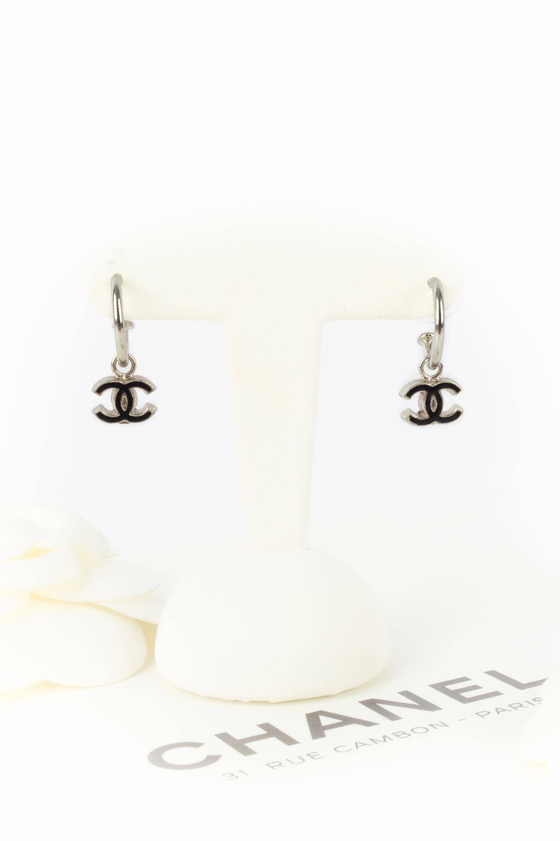 CHANEL - (Made in France) Silberne cc-Ohrringe aus Metall, schwarz emailliert. Collection'S Spring-Summer 2004 unter der künstlerischen Leitung von Karl Lagerfeld.

Bedingung:
Sehr guter Zustand

Abmessungen:
Länge: 2.1 cm

SKU:BOB263