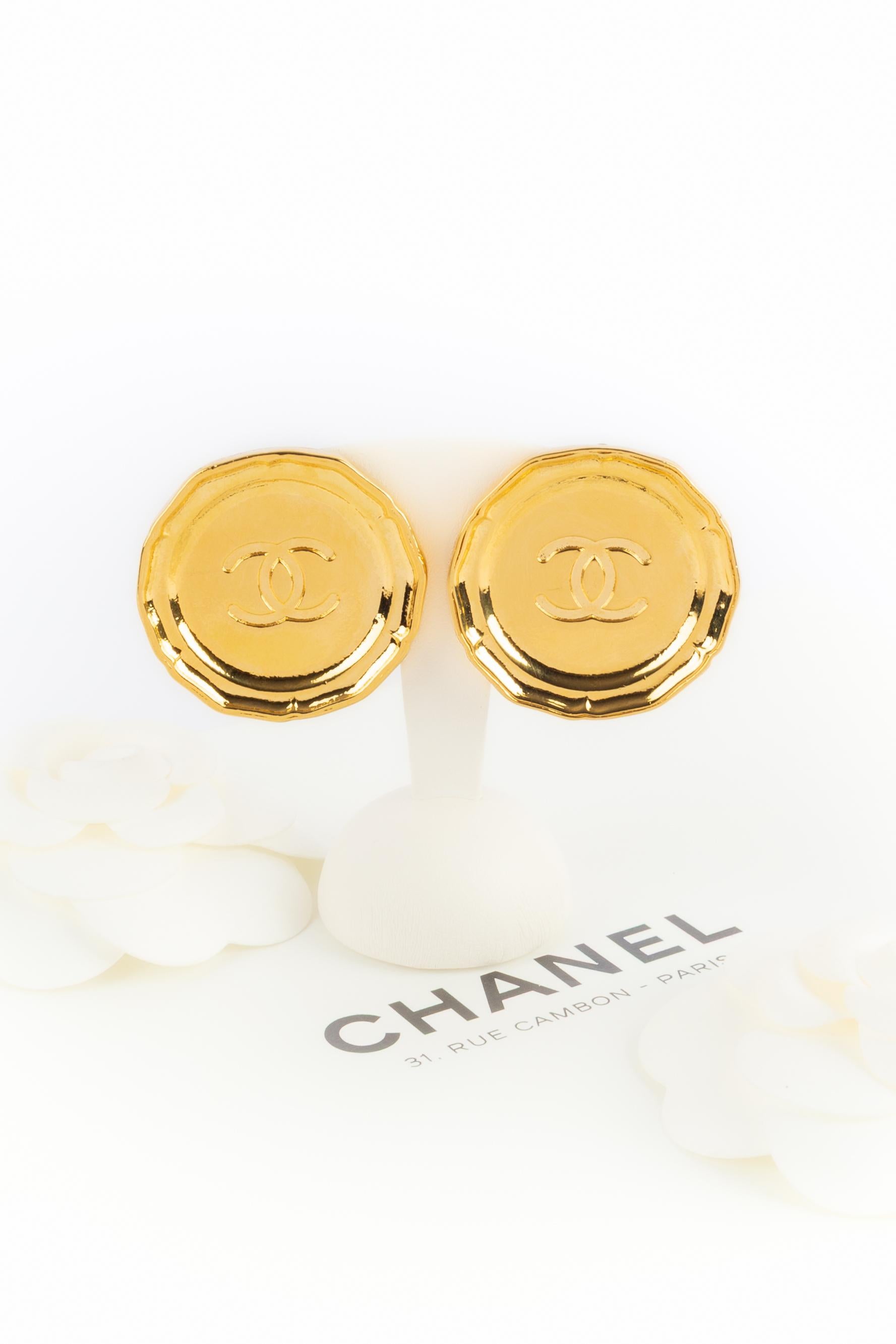 Chanel - (Made in France) Orecchini in metallo dorato con logo Chanel. Una collezione 2cc4 sotto la direzione artistica di Karl Lagerfeld.

Condizioni:
Ottime condizioni

Dimensioni:
Diametro: 4 cm

SKU:BOB219