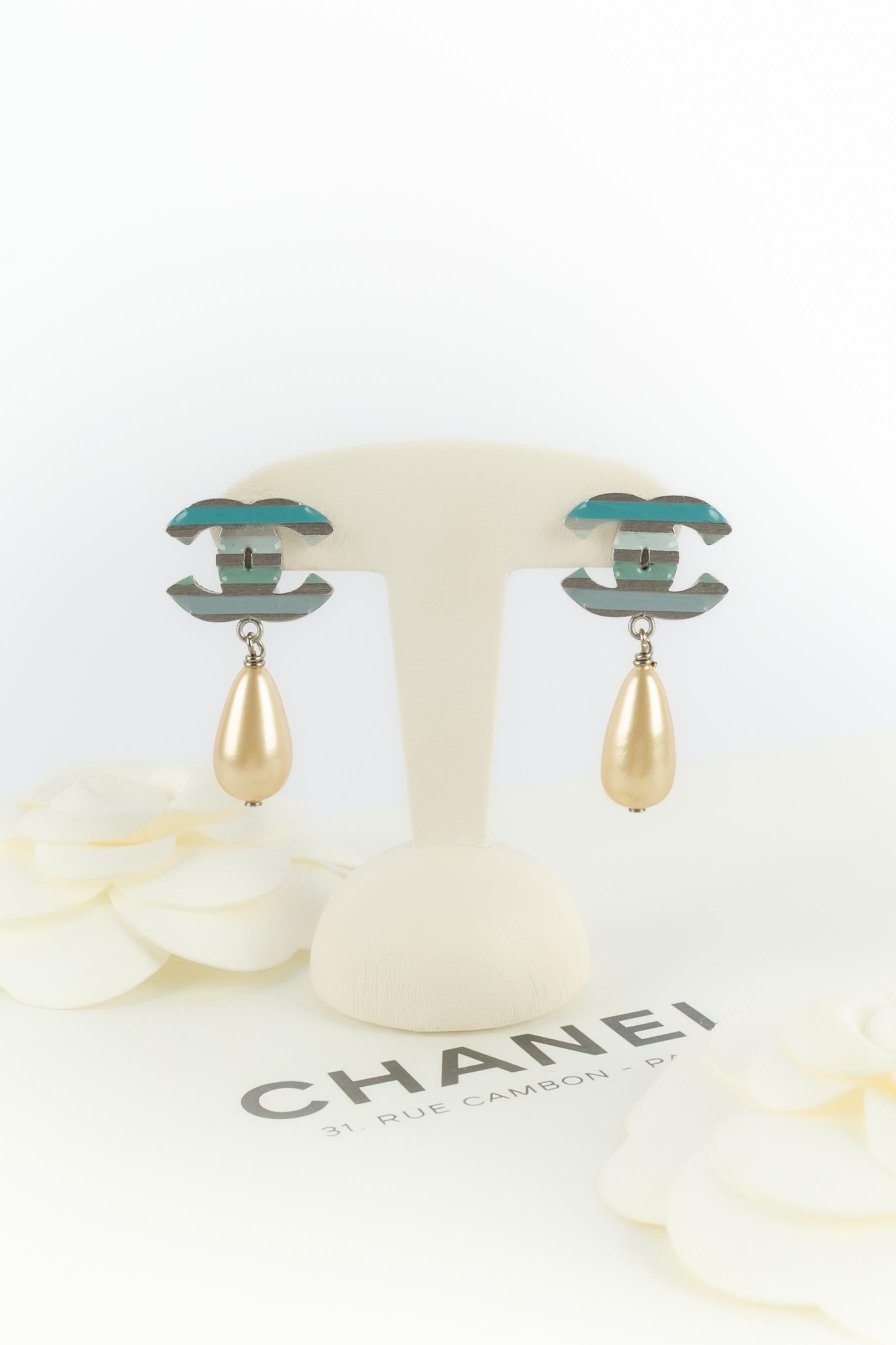 Chanel - (Made in France) Orecchini a clip in metallo argentato smaltato di blu e terminanti con una goccia di perle in costume. Collezione Cruise 2003 sotto la direzione artistica di Karl Lagerfeld.

Condizioni:
Ottime