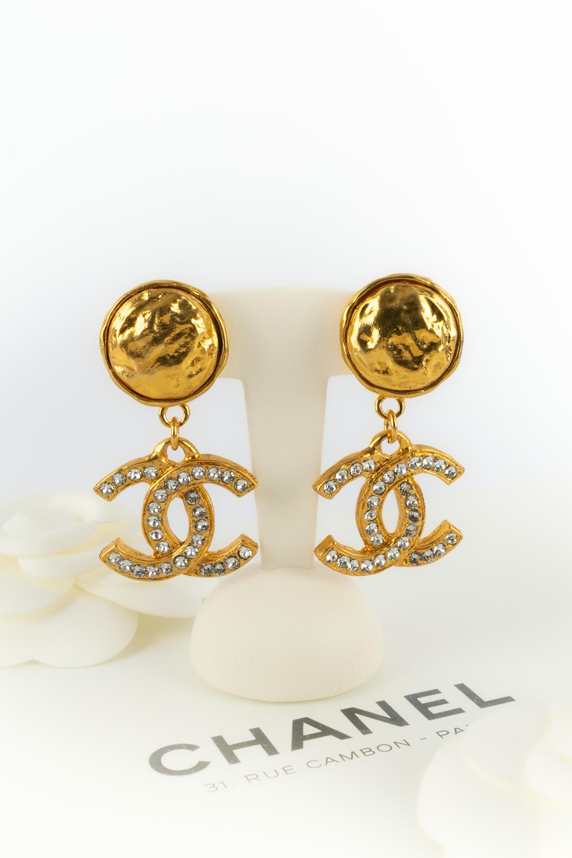 Chanel - (Made in France) Orecchini a clip in metallo dorato con logo CC strassato. Gioielli degli anni '90.

Condizioni:
Ottime condizioni

Dimensioni:
Lunghezza: 5.5 cm

SKU:BOB125