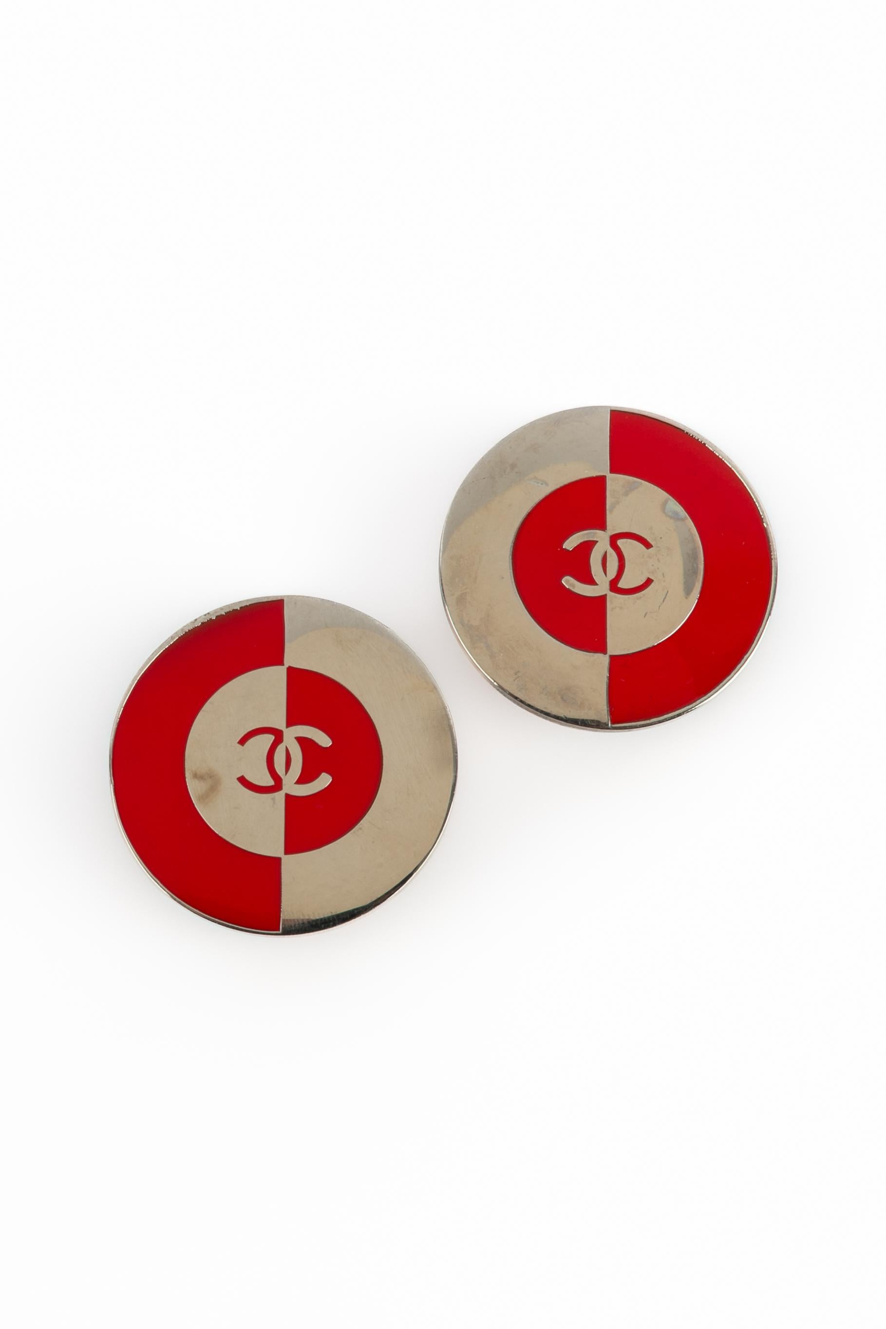 Chanel - (Made in France) Orecchini a clip in metallo dorato smaltato di rosso.

Condizioni:
Ottime condizioni

Dimensioni:
Diametro: 4.5 cm

SKU:BOB172