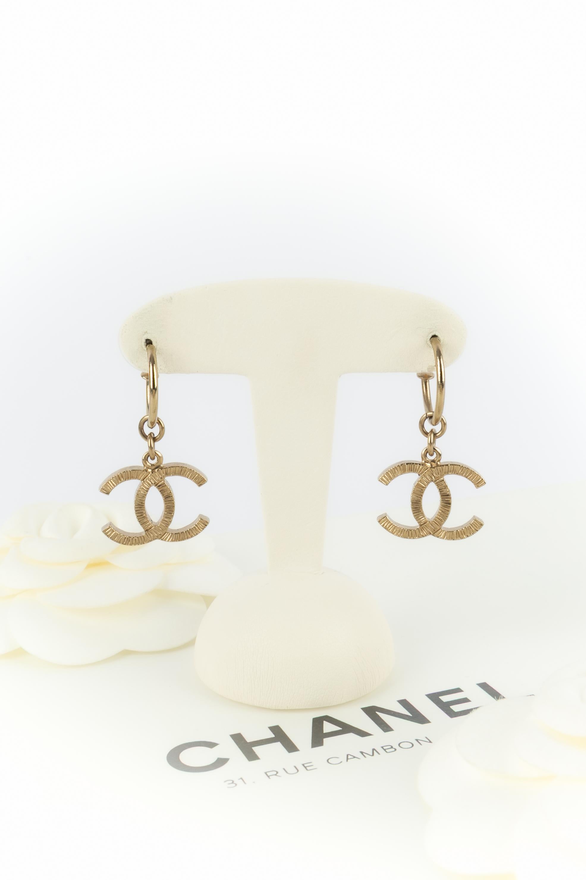 CHANEL - (Made in France) Champagne-color metal cc earrings.

Condition:
Very good condition

Dimensions:
Length: 3.5 cm

SKU:BOB192
