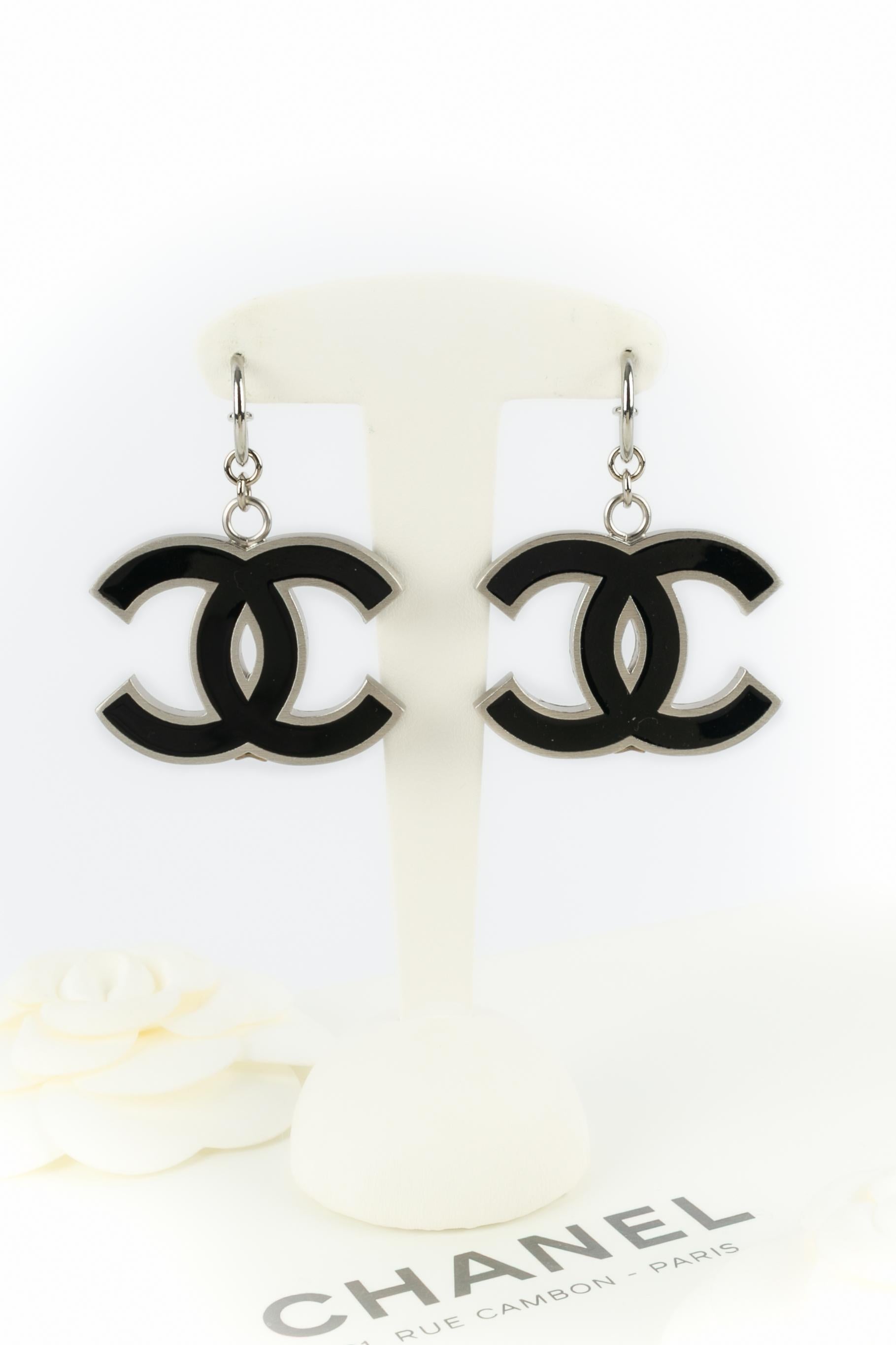 CHANEL - (Made in France) Silvery metal cc earrings enameled with black. 2004 Spring-Summer Collection under the artistic direction of Karl Lagerfeld.

Condition:
Very good condition

Dimensions:
Length: 5 cm

SKU:BOB261


