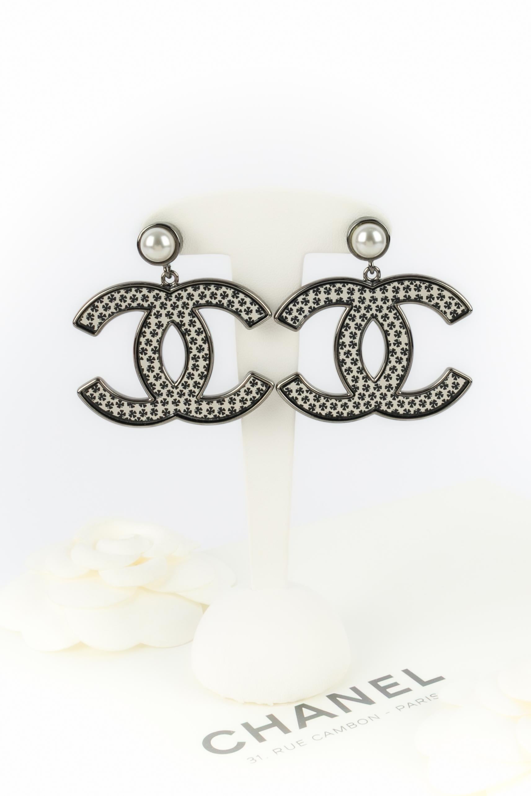 CHANEL - (Fabriqué en France) Boucles d'oreilles cc en métal argenté représentant des trèfles. A 2024 Collectional.

Condit :
Très bon état.

Dimensions :
Longueur : 5 cm

SKU:BOB10